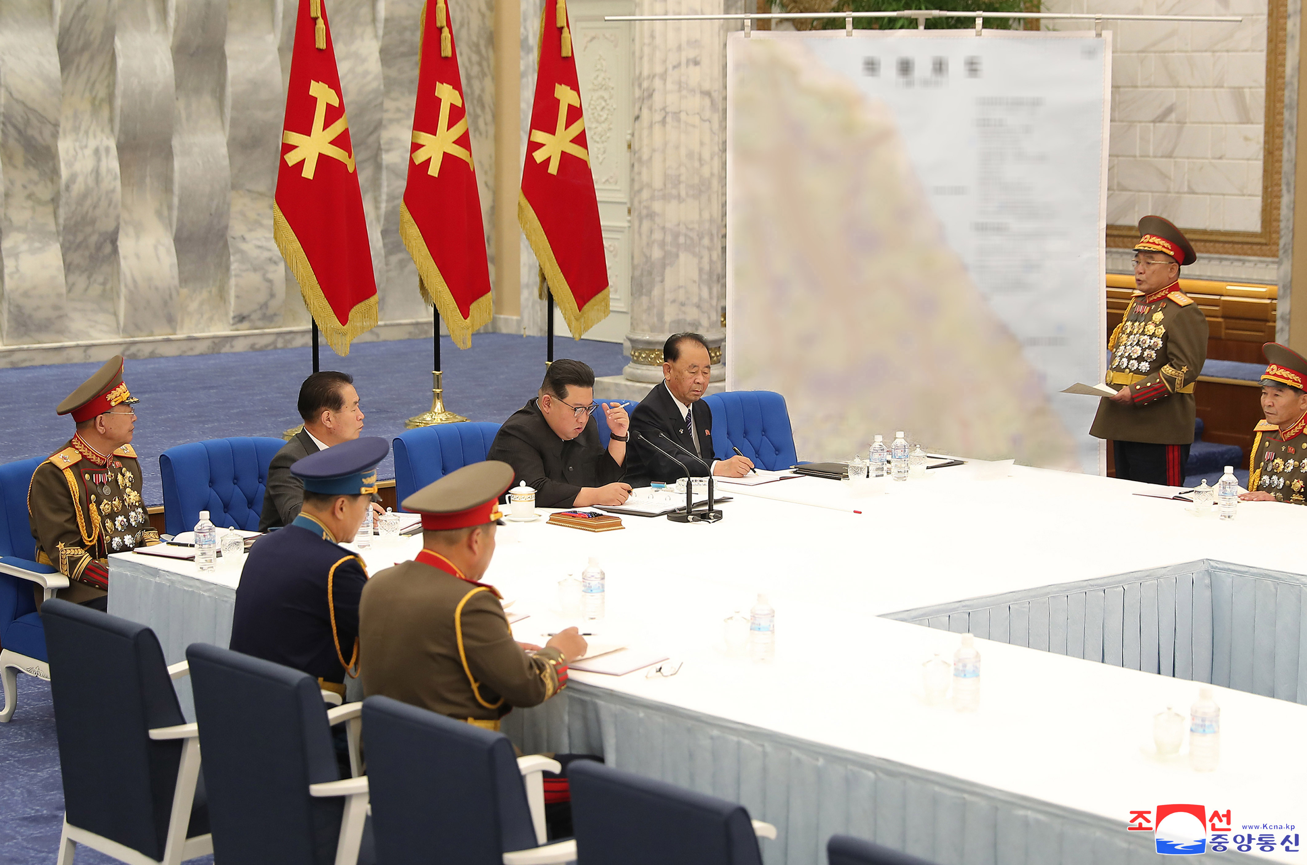 북한 관영매체가 보도한 당 중앙군사위 2일차 사진. 남측 동해안 지도를 세워두고 회의를 진행하고 있다.