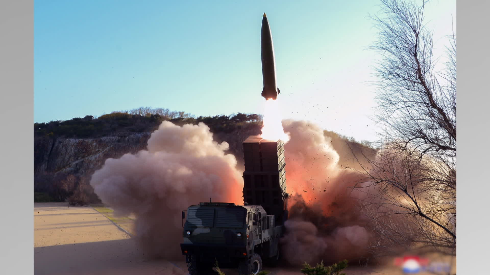 북한이 지난 4월 17일 시험 발사에 성공했다고 주장하며 공개한 신형 전술유도무기. 이동식 발사차량에 탑재된 발사관에서 미사일이 발사되고 있다.