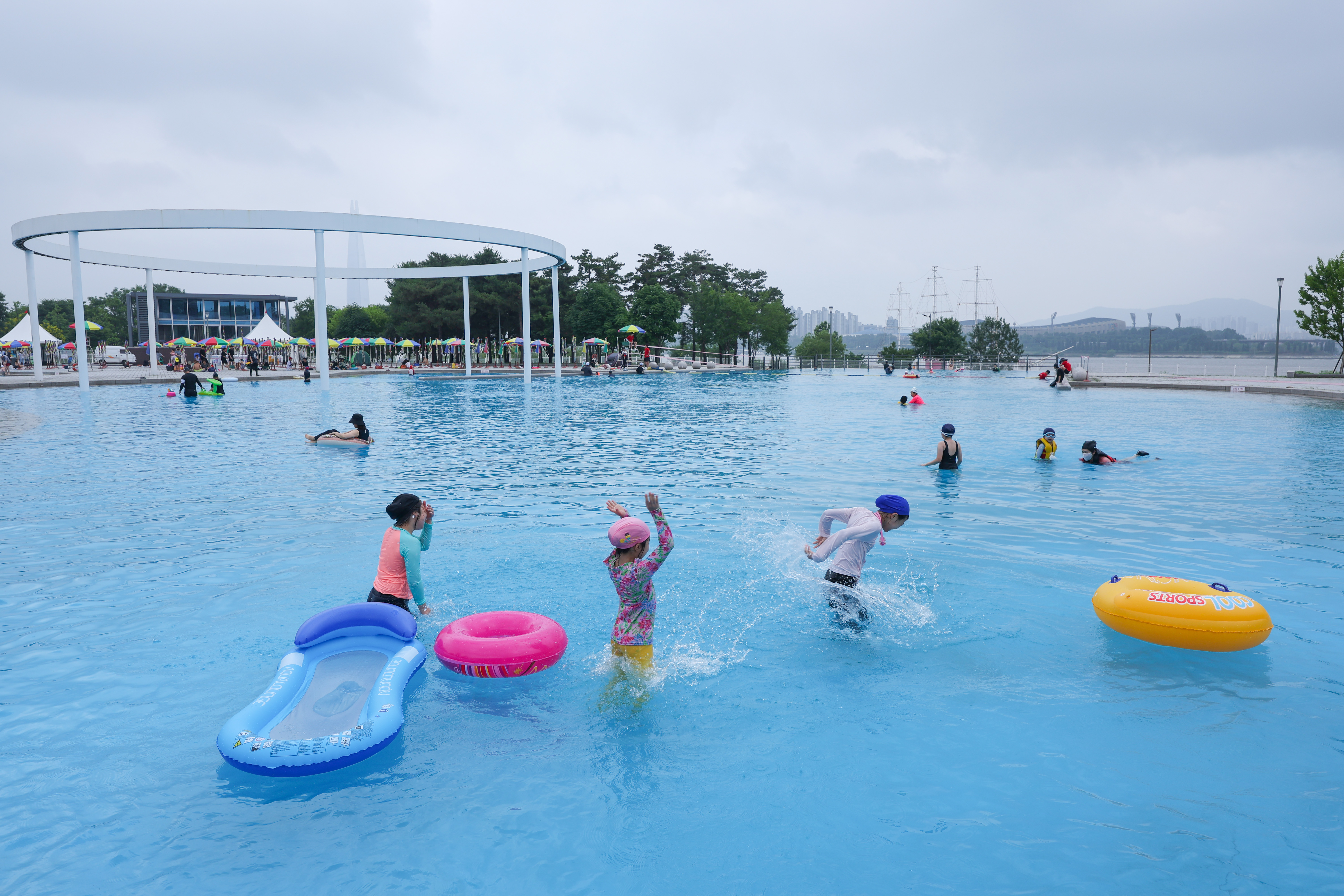 24일 오후 3년 만에 재개장한 서울 광진구 뚝섬 한강공원 수영장을 찾은 이용객들이 물놀이를 하고 있다. (사진 출처=연합뉴스)