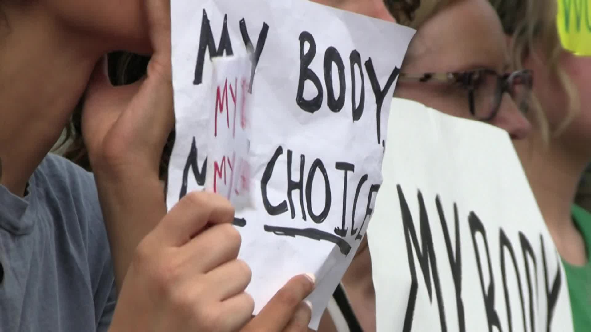 미 연방대법원 앞에서 낙태권 폐지 결정을 반대하고 있는 시위대 ‘내 몸의 선택은 내가 한다’ KBS