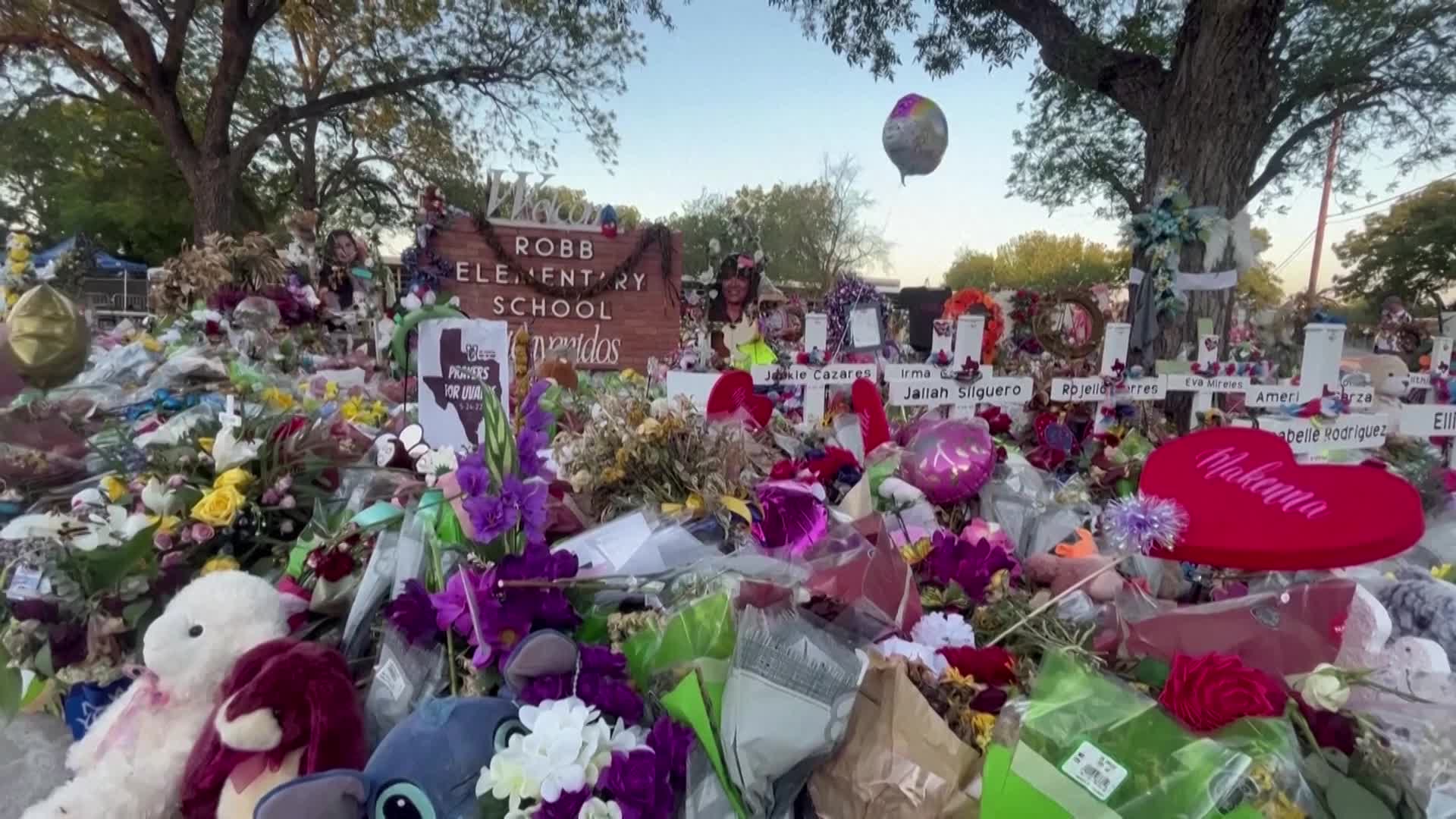 총기참사로 어린이 19명 등 21명이 목숨을 잃은 텍사스 유밸디 롭 초등학교 앞