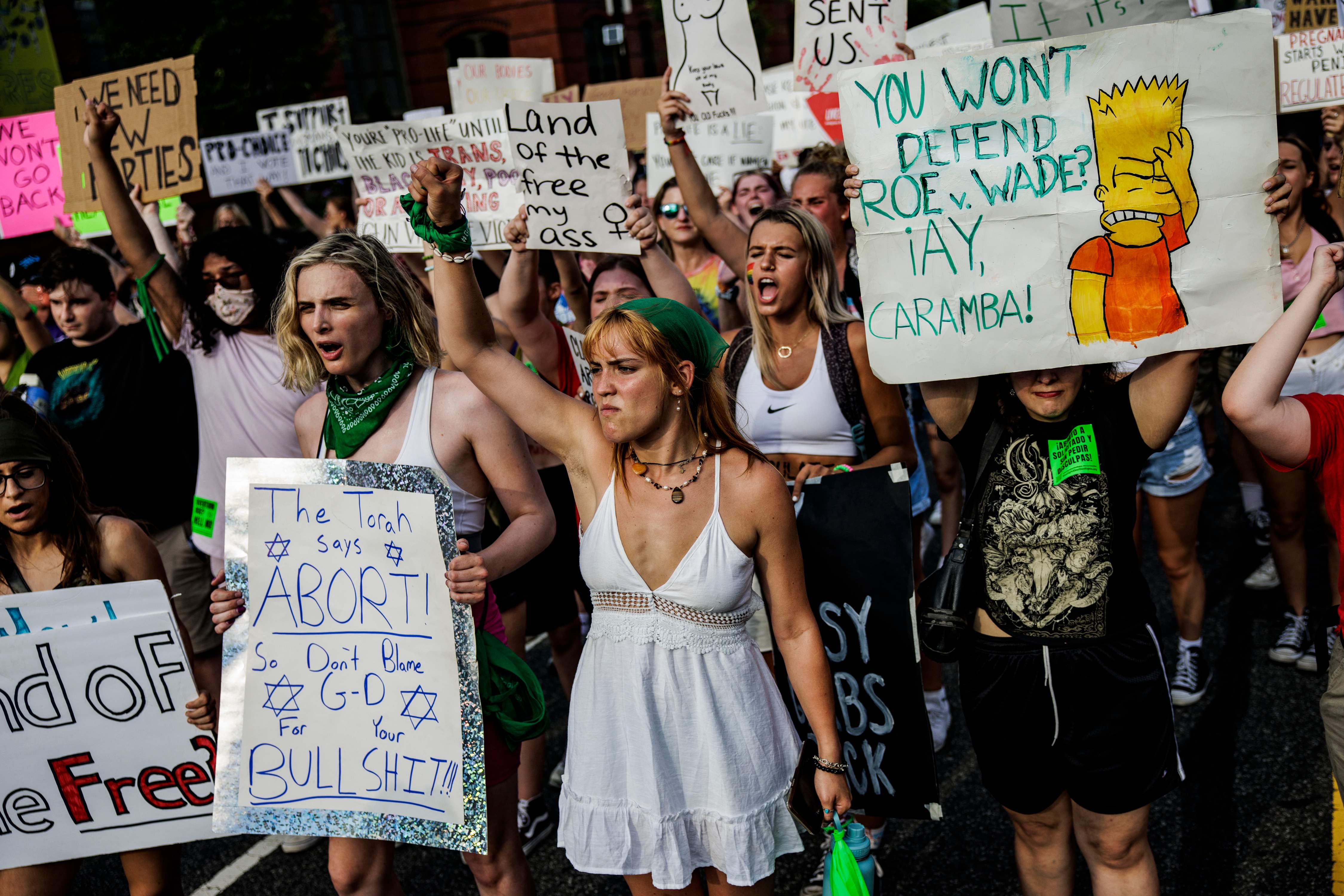 미국 연방 대법원이 낙태 합법화 판결을 폐기한 지 이틀 만인 지난 26일(현지시각) 여성 운동가들이 워싱턴 DC에서 시위를 벌이고 있다. (출처/AFP)