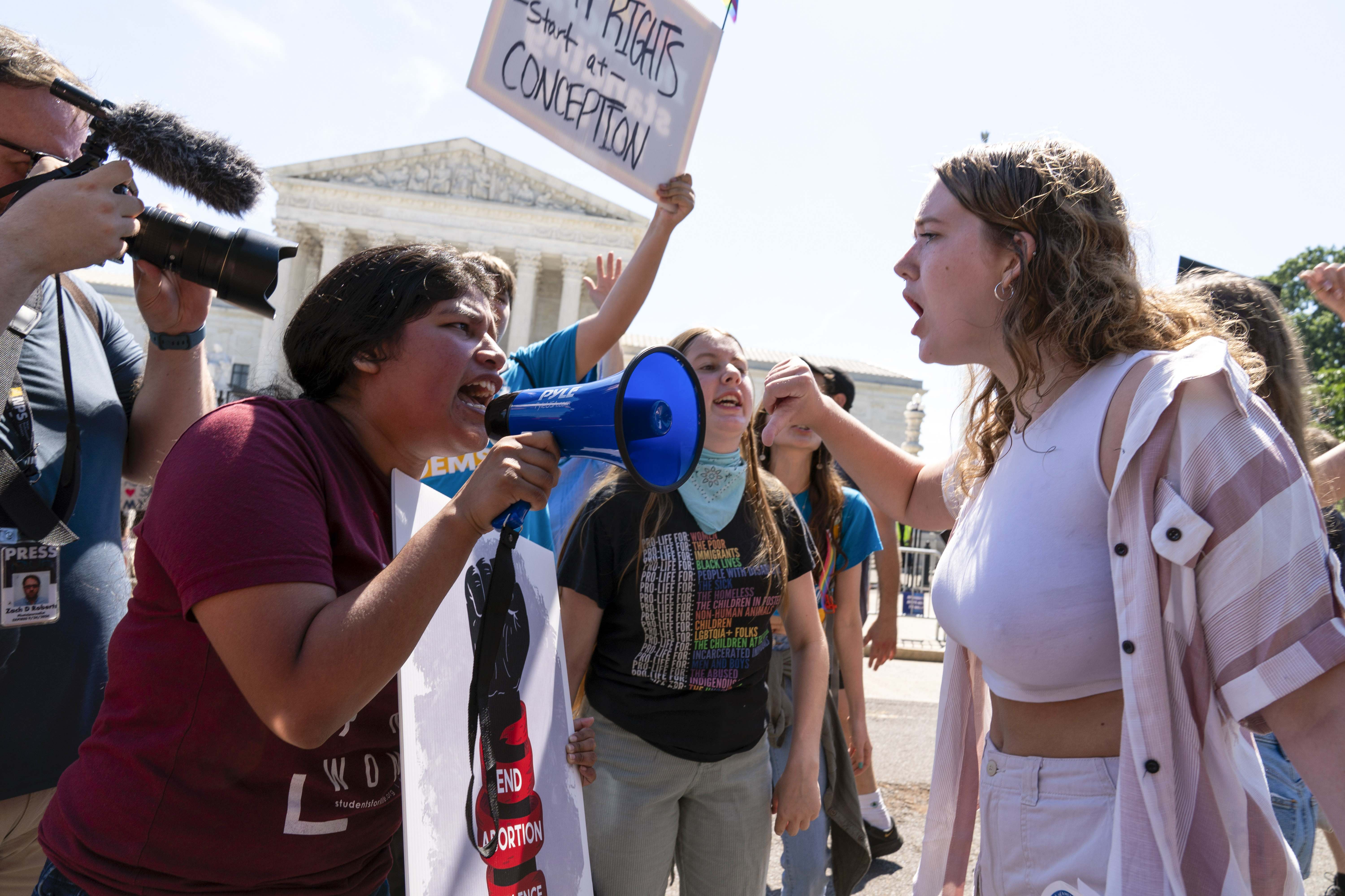 지난 25일(현지시각) 워싱턴 대법원 앞에서 낙태 반대 시위대(왼쪽)와 낙태 권리 운동가와 논쟁을 벌이고 있다. (출처/ AP)
