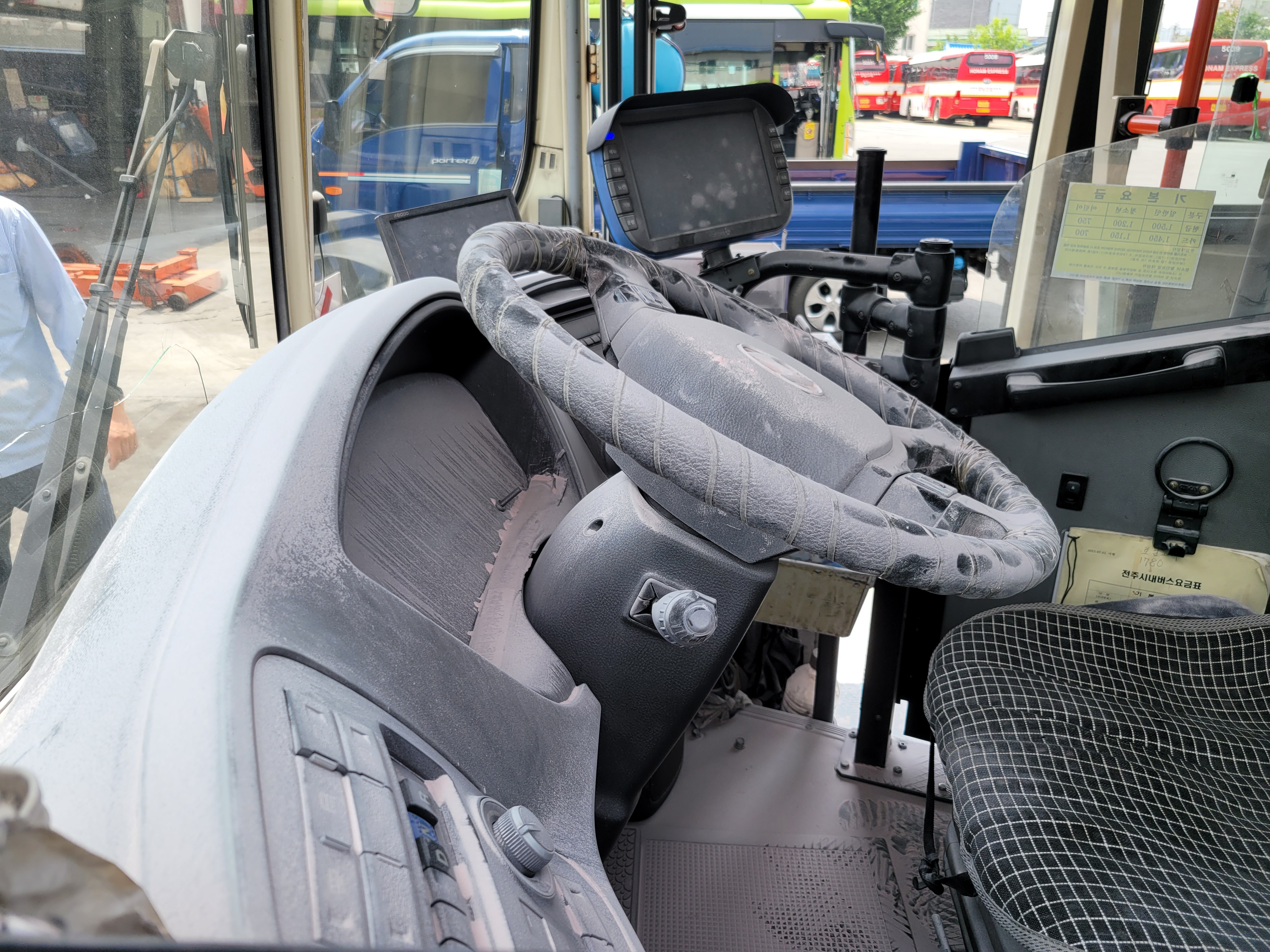 소화기 분사의 흔적이 고스란히 남아 있는 시내버스 운전석