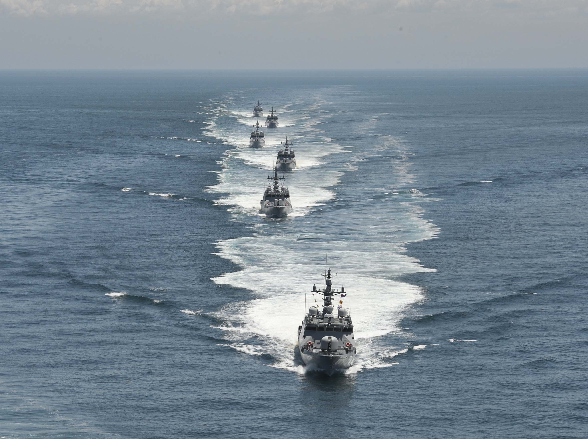 제2연평해전 당시 전사한 여섯 용사의 이름을 딴 유도탄고속함(PKG) 6척이 해상 기동 훈련을 하고 있다. (해군 제공)