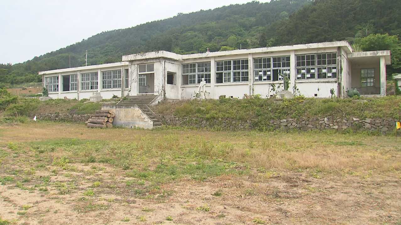 ‘살고 싶은 섬’으로 선정된 경남 통영시 추도의 폐교된 초등학교.