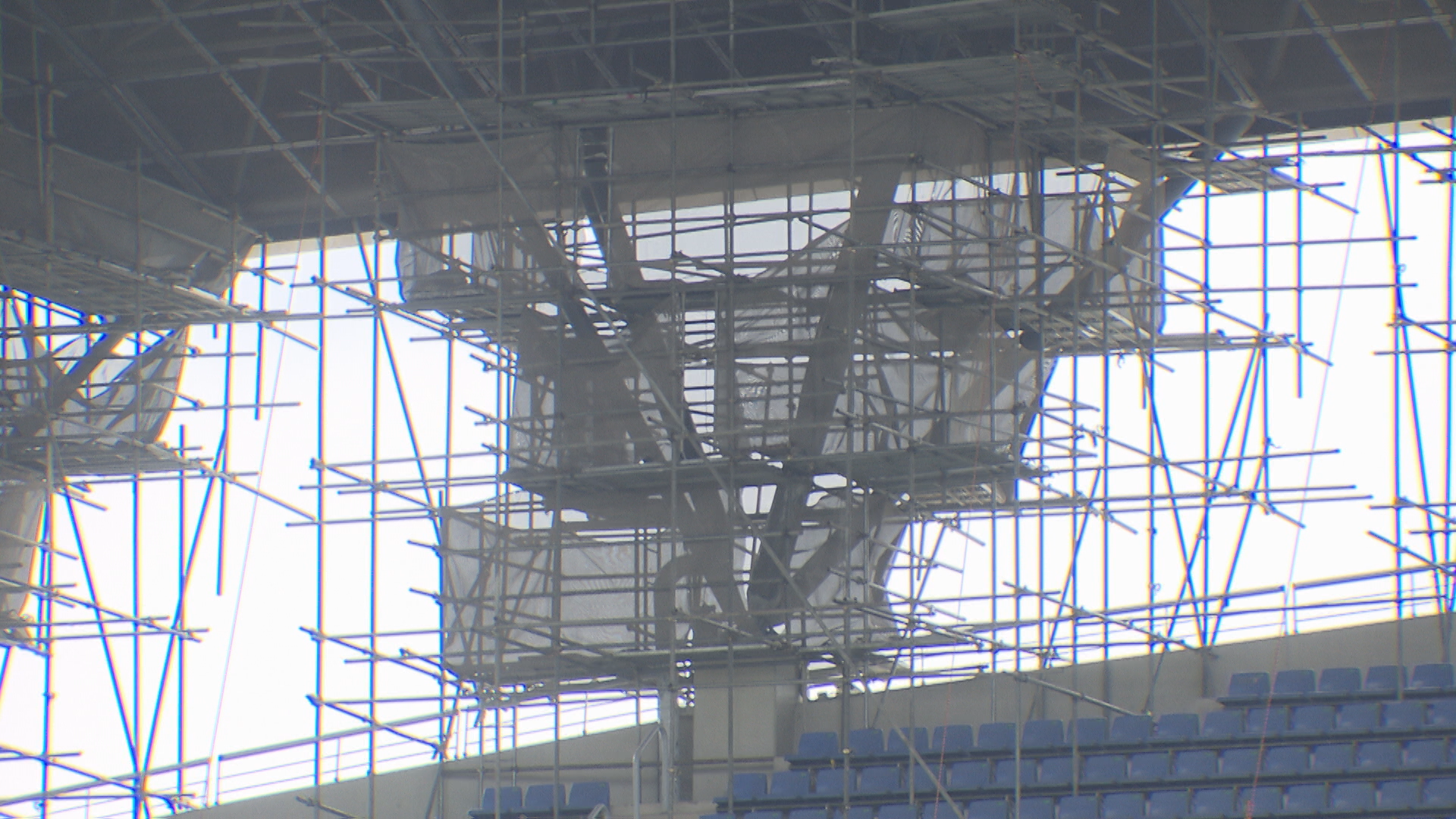 지붕 보수 공사 중인 광주월드컵경기장의 모습