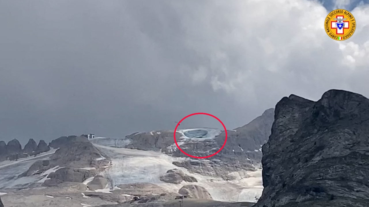 현지시간 3일 이탈리아 북부 알프스 돌로미티 산맥에서 빙하가 붕괴해 등산객 최소 6명이 숨지고, 다수의 부상자와 실종자가 발생했다.  (사진/연합뉴스)