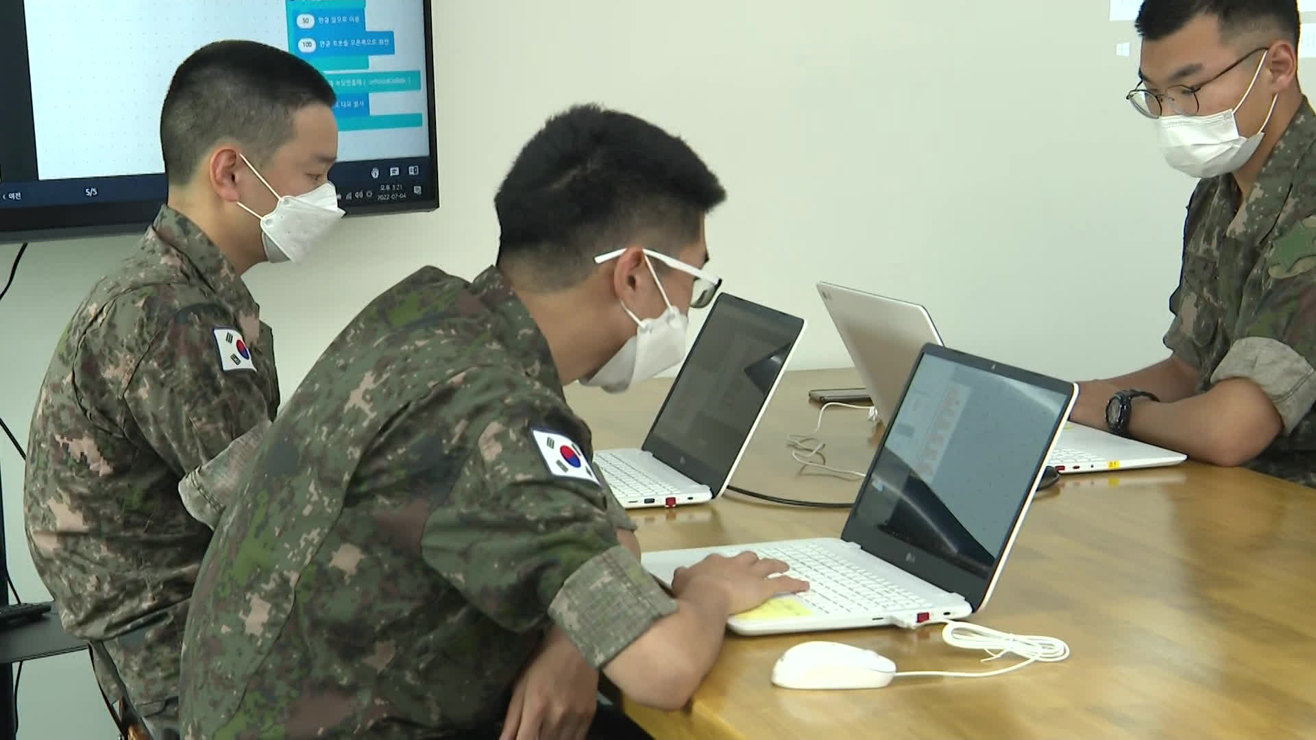 육군 6사단 AI 교육장 ‘푸른별 배움터’에서 AI 교육을 받고 있는 병사들