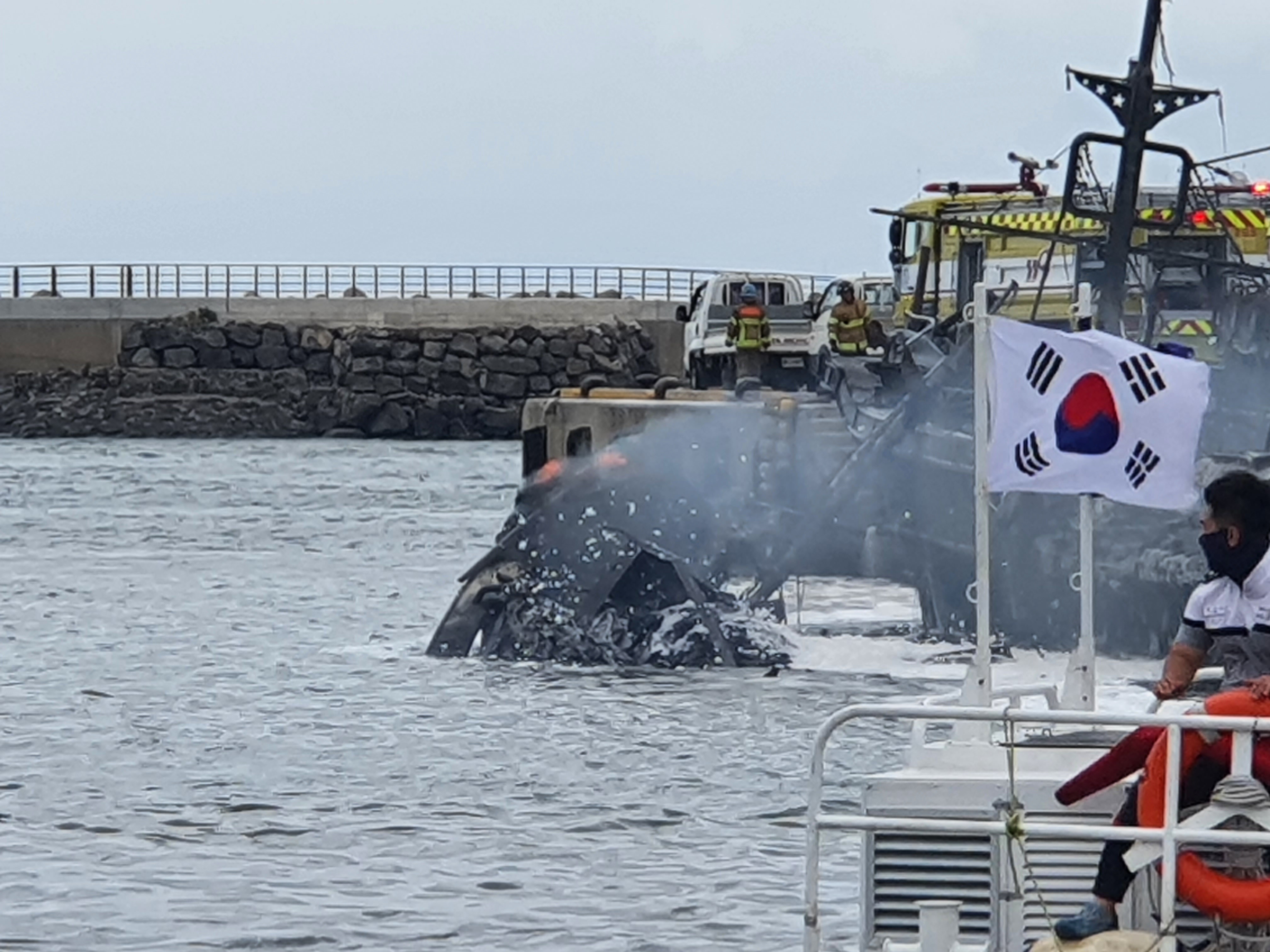 7일 한림항 선박 연쇄 화재 사고와 관련해, 최초 폭발과 함께 불이 시작된 선박의 모습. 거센 불길에 녹아내려 뼈대만 남은 선체는 뱃머리 부분을 제외하고, 대부분 물에 잠겨 있다. 민소영 기자