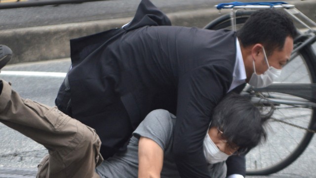 아베 전 일본 총리를 저격한 직후 야마가미가 경호원에 제압되는 모습. (사진 출처=연합뉴스)