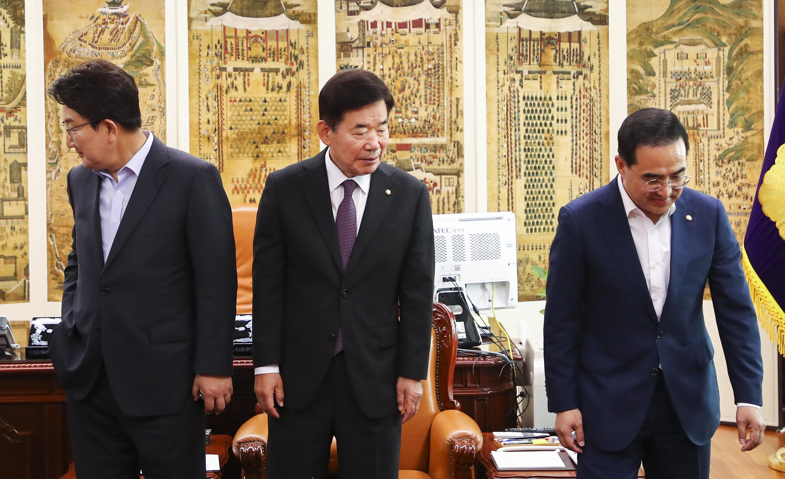 김진표 국회의장과 국민의힘 권성동, 주당 박홍근 원내대표가 12일 국회의장실에서 기념촬영을 한 뒤 자리에 앉고 있다.