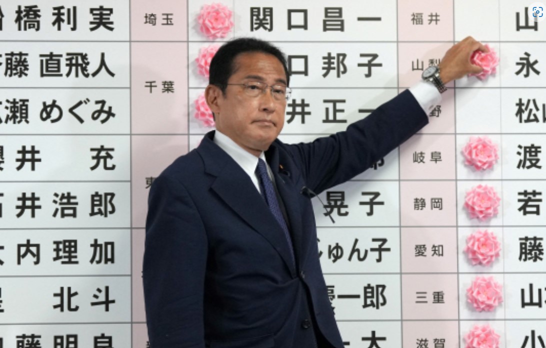 일본 집권 자민당의 총재인 기시다 총리가 10일 참의원 선거 이후, 참의원 당선이 확정된 후보자 이름에 꽃을 달아주고 있다. (출처: 연합뉴스)