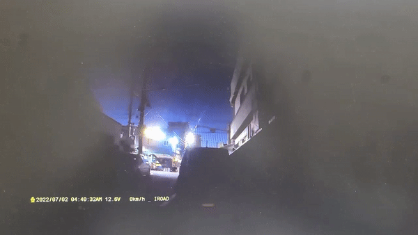 지난 2일 새벽 길가에 주차된 차량을 뾰족한 물체로 긁고 가는 모습 (화면제공=서귀포경찰서)