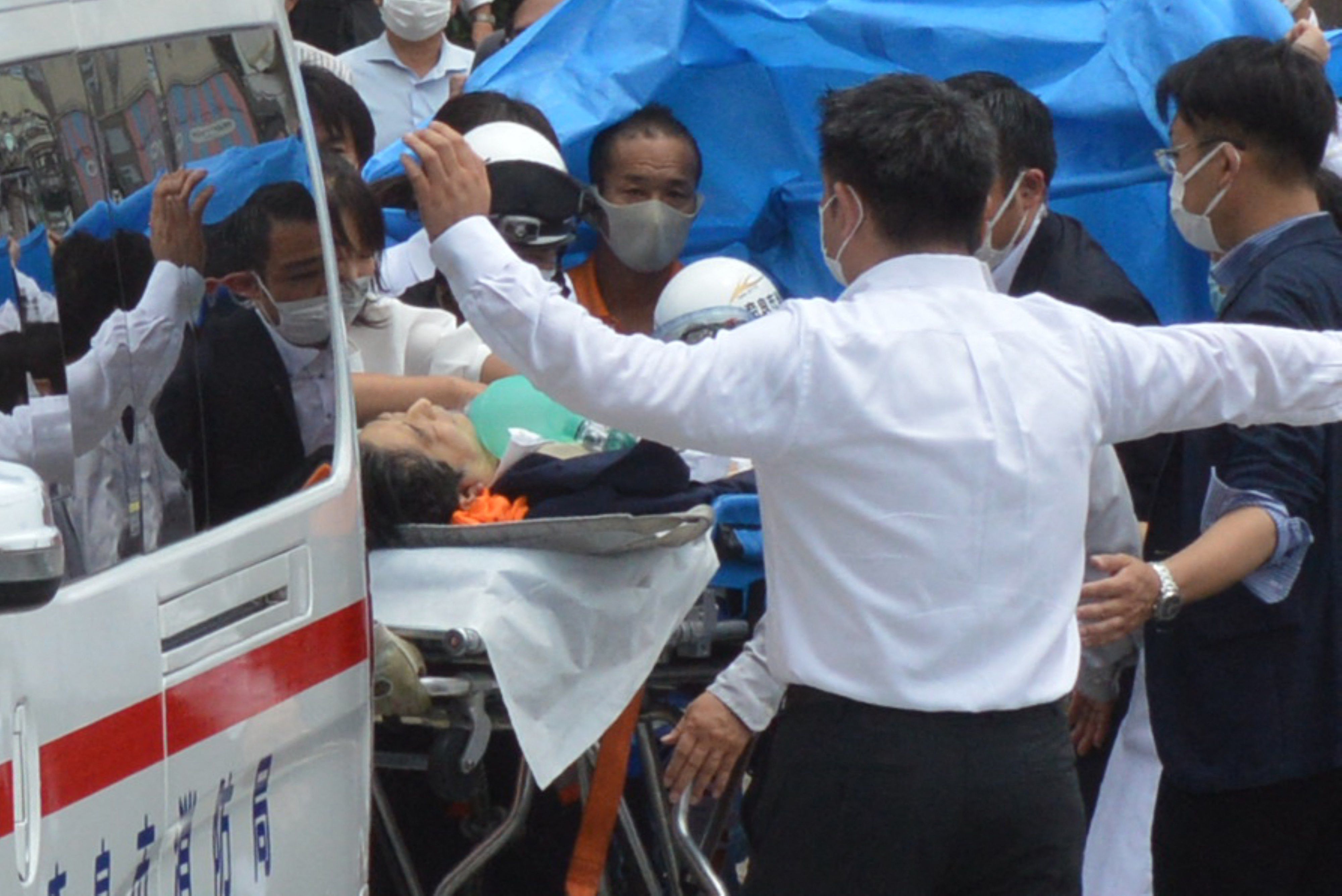 지난 8일 총격으로 사망한 아베 전 일본 총리가 구급차로 이송되기 직전 모습 (사진/연합뉴스)
