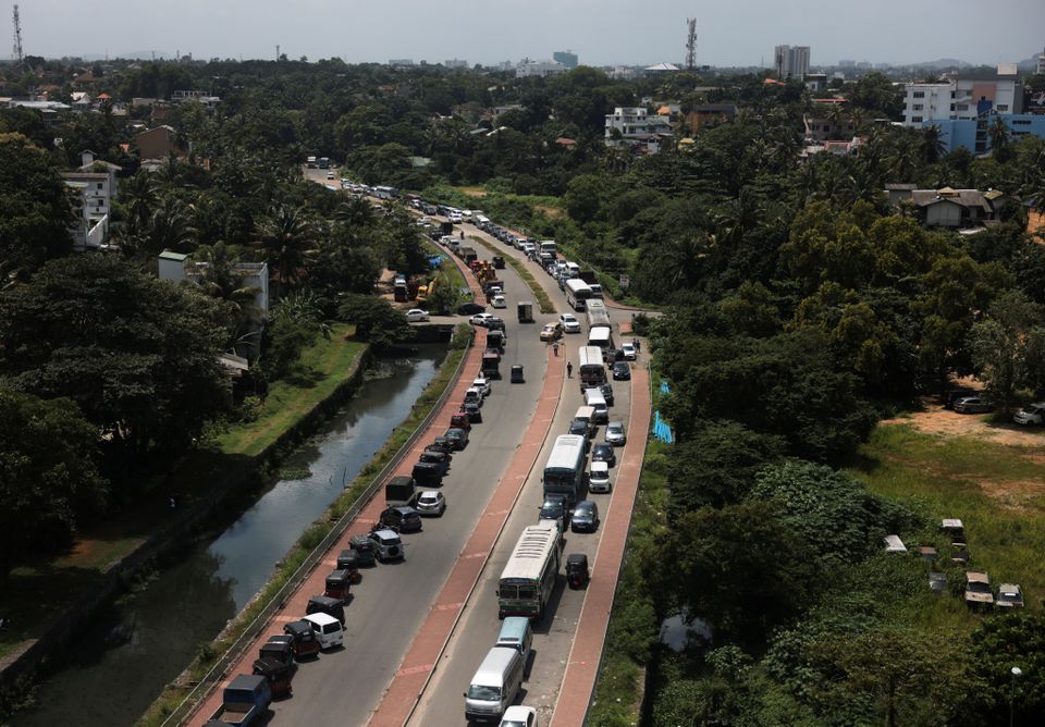 스리랑카 수도 콜롬보에서 기름을 넣으려는 차량들의 줄이 도로에 끝없이 이어진다. 정작 도로를 달리는 차량은 드물다. 지난 6월 (사진 로이터)
