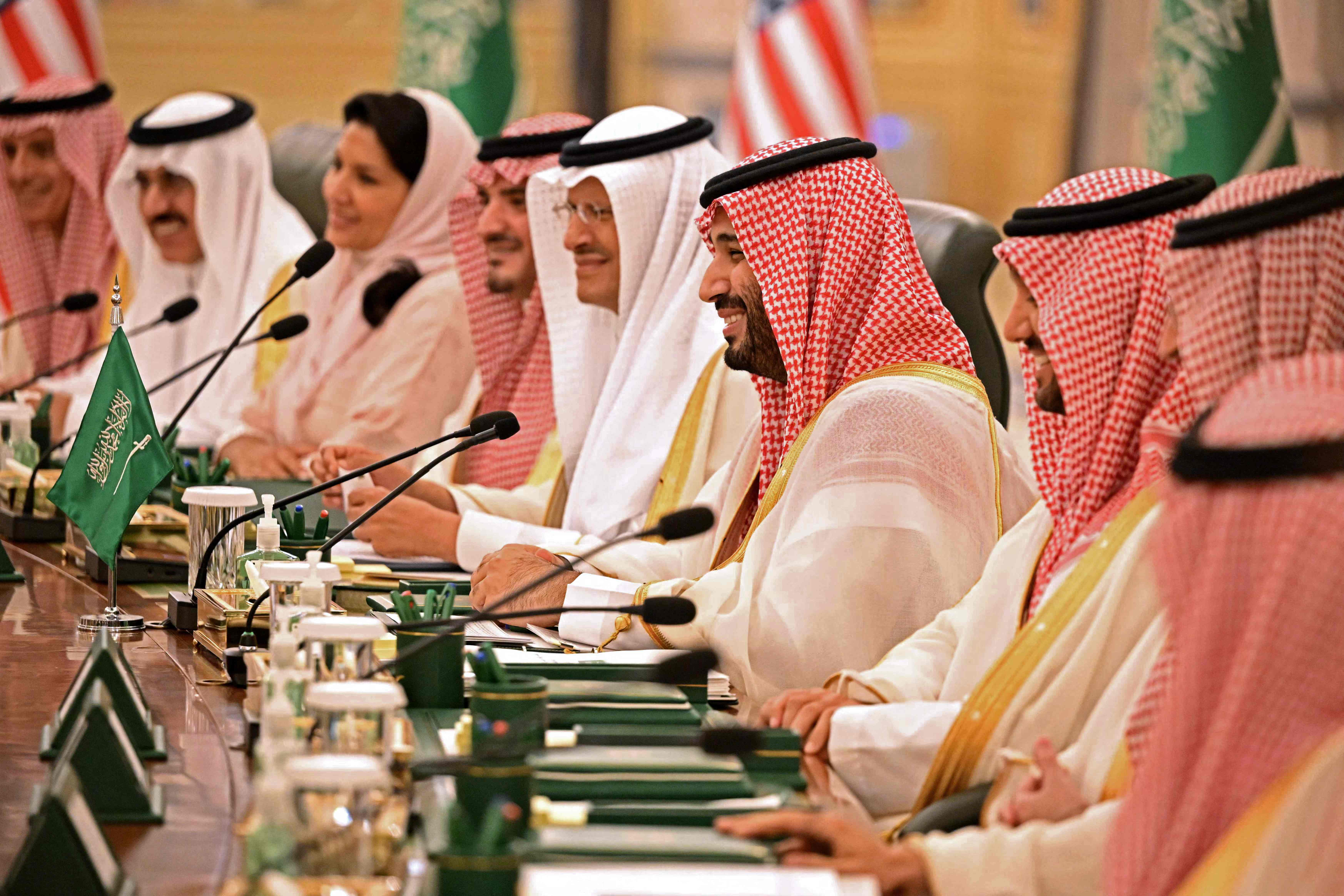 바이든의 사우디 순방 당시, ‘사우디는 아직도 왕따입니까?’라는 기자 질문에 바이든은 답을 않았고, 빈 살만 왕세자는 피식 웃었다.