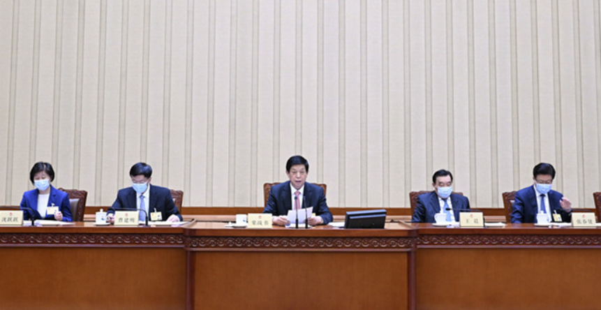 중국 전국인민대표대회 상무위원회를 주재하고 있는 리잔수 전인대 상무위원장(가운데). 전인대 상무위는 6월 24일 반독점법 개정안을 표결, 통과시켰다.
