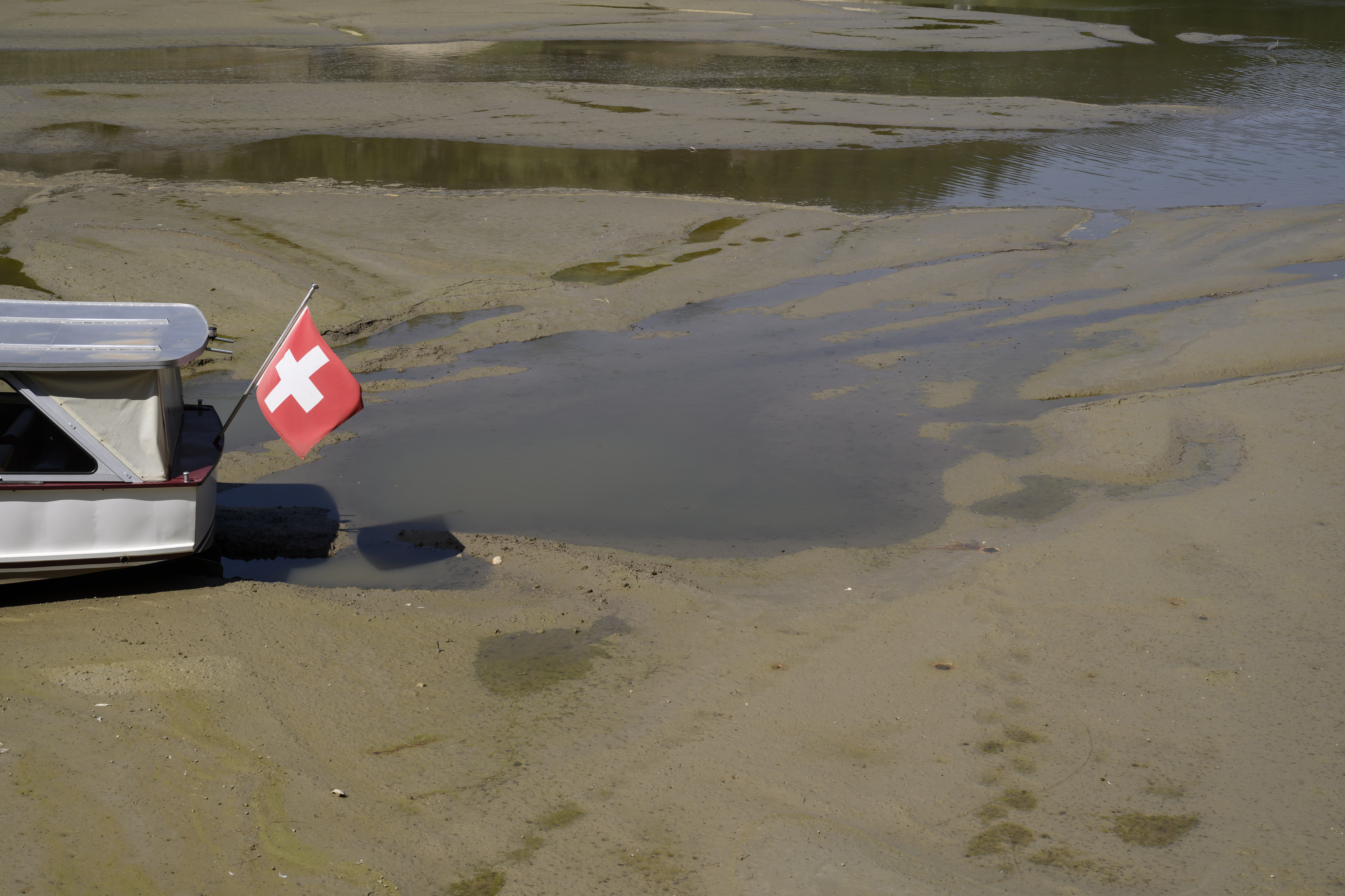 폭염과 가뭄으로 말라붙은 스위스 브레네 호수