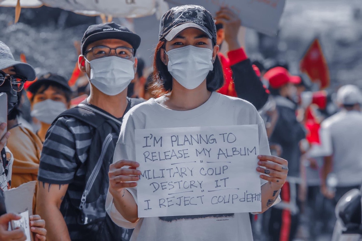 쿠데타 직후 반군부 시위에 참여하고 있는  ‘표 제야 토' 의원과 그의 아내 ‘타진 뉴 아웅’.  “나는 음반을 내려했지만 군부가 그것을 파괴했다. 나는 쿠데타를 반대한다”는 표어를 들고 있다. 사진 Myanmar Frontier