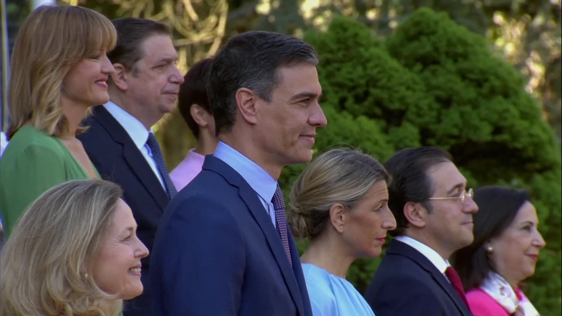 페드로 산체스 스페인 총리(가운데)가 지난해 7월 개각 이후 국무회의를 마치고 장관들과 기념사진을 촬영하는 모습.