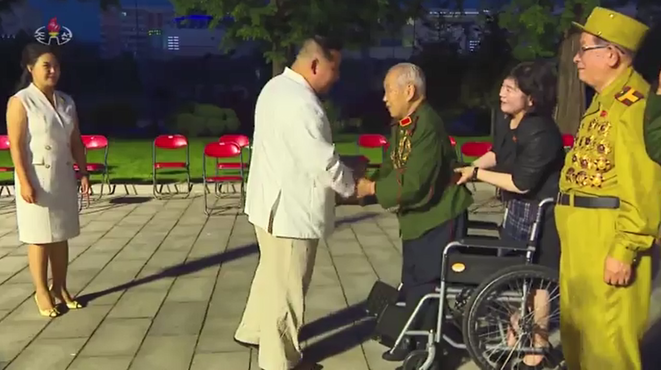 김정은 국무위원장이 27일 북한 전승절 69주년 기념행사에 참석하며 가장 먼저 노병의 손을 잡고 악수하고 있다