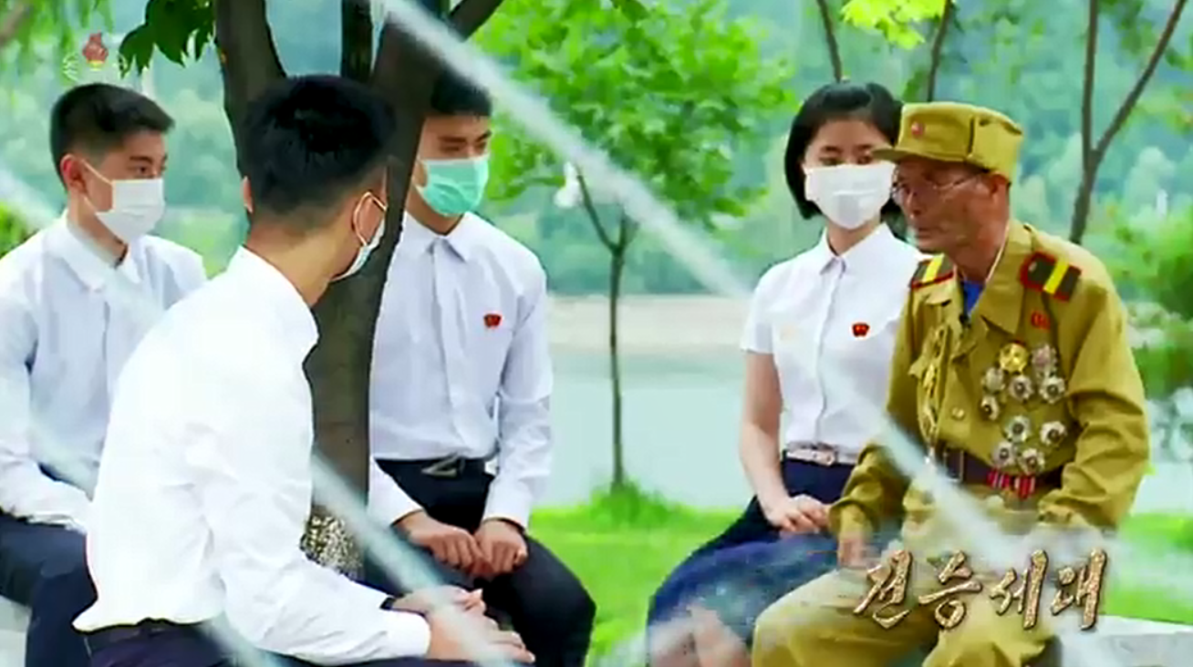 7월 27일 조선중앙TV에 방영된 편집물 「전승세대」에서 노병과 학생들이 대화를 나누고 있다