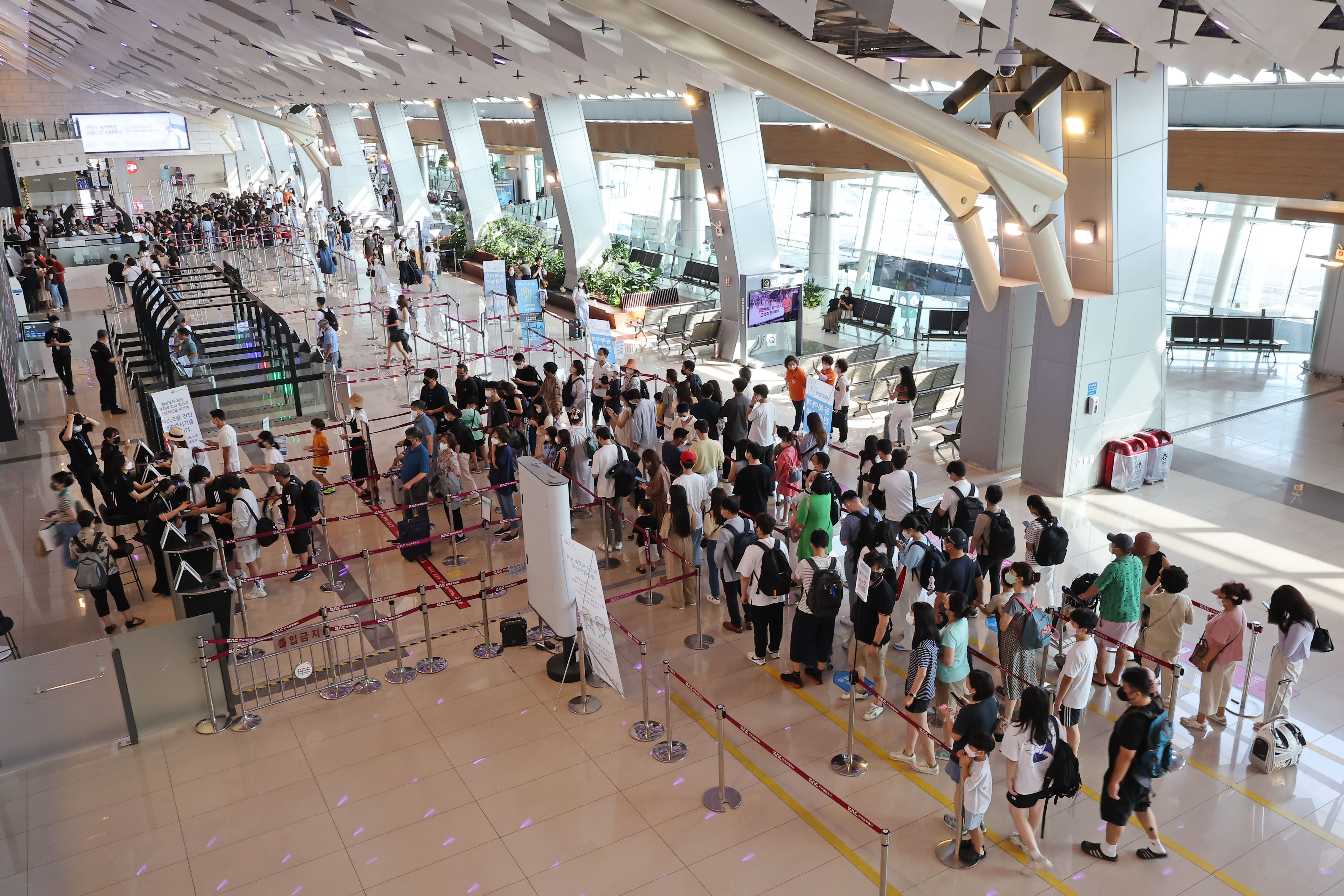 본격적인 여름 휴가철을 맞은 지난 29일 오전 서울 강서구 김포국제공항 국내선 청사에 여행객들이 비행기 탑승 전 보안검색을 위해 대기하고 있다. 연합뉴스