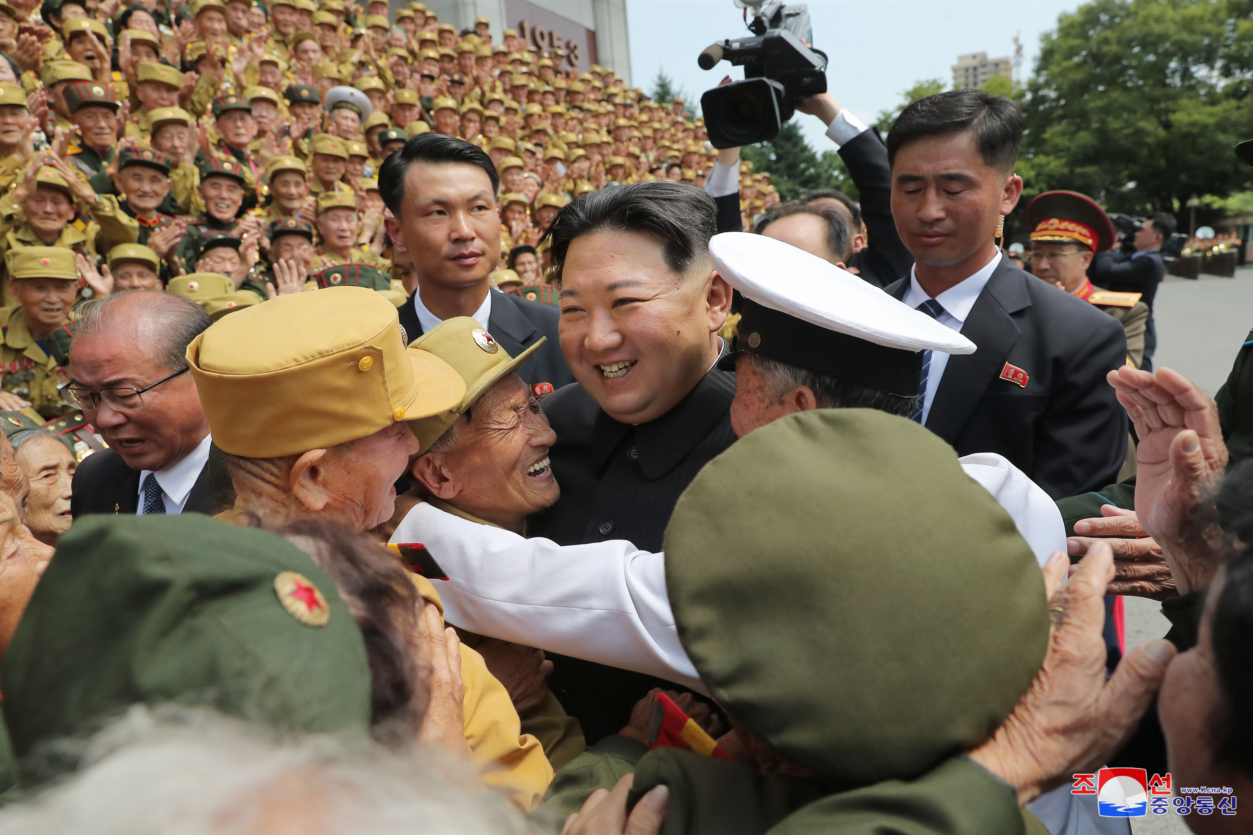 김정은 북한 국무위원장이 정전협정 체결 69주년(전승절) 기념 노병대회에서 참가자들과 노 마스크로 기념사진을 찍고 있다 (출처 : 조선중앙통신, 7월 29일)