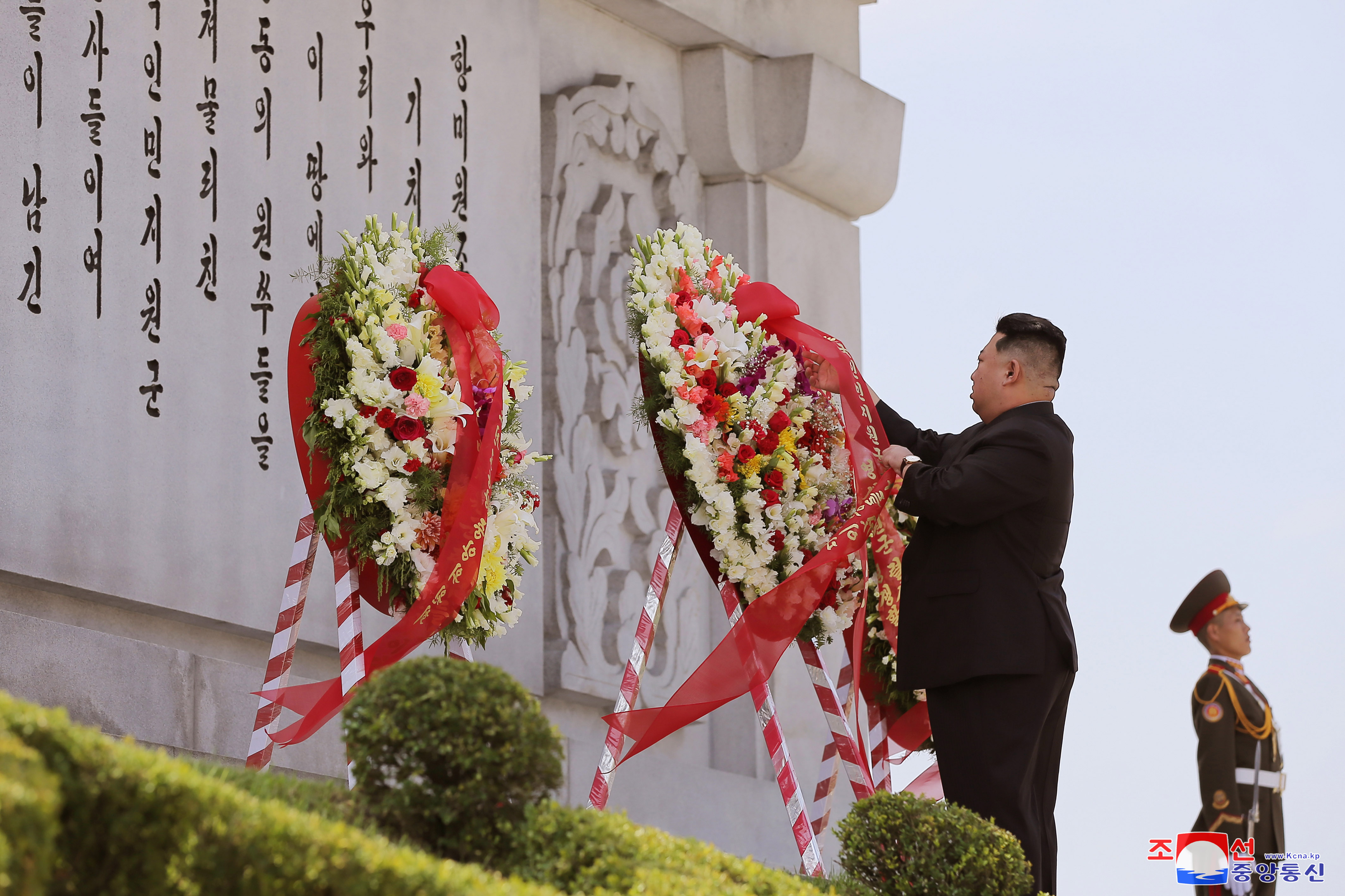 김정은 북한 국무위원장이 북·중 우의탑에 헌화하고 있다.(2022년 7월 29일)