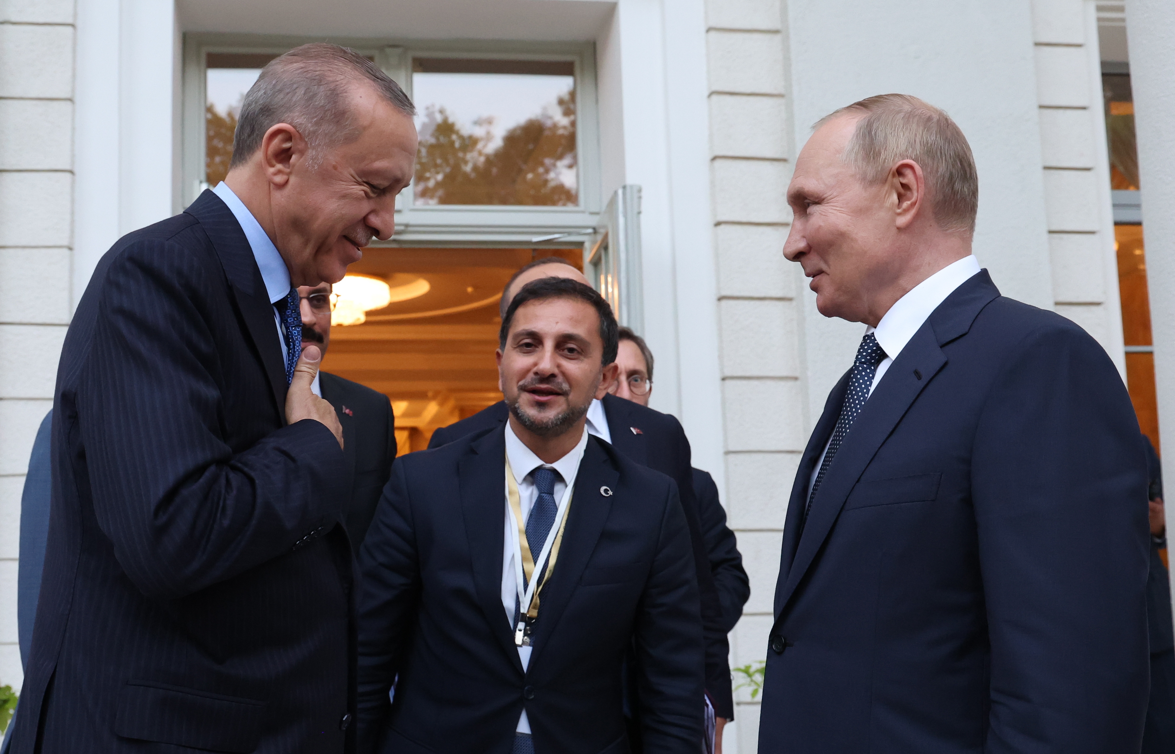 5일 에르도안 튀르키예 대통령(좌)과 푸틴 러시아 대통령(우)이 만나고 있다.