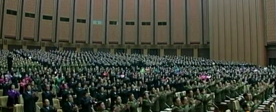 북한 최고인민회의에서는 대의원들이 상임위 보고를 들은 다음 박수를 통해 의안을 만장일치로 가결한다