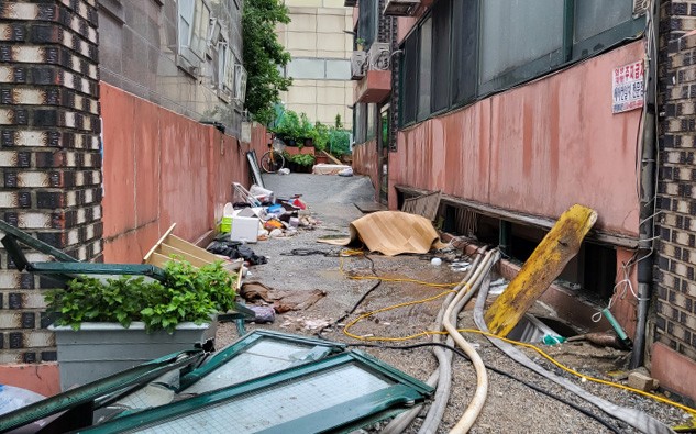 지난 8일 오후 9시 7분께 서울 관악구 신림동의 한 빌라 반지하에 폭우로 침수된 일가족 3명이 갇혀 신고했지만 결국 사망했다. 사진은 사고가 난 집 주변. (사진 출처=연합뉴스)