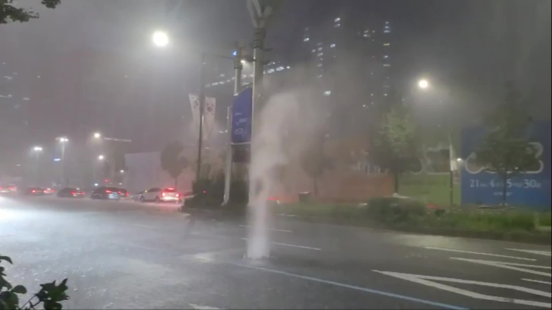 8일 서울 송파구청사거리 인근 도로의 하수도가 역류해 물이 솟구치는 모습