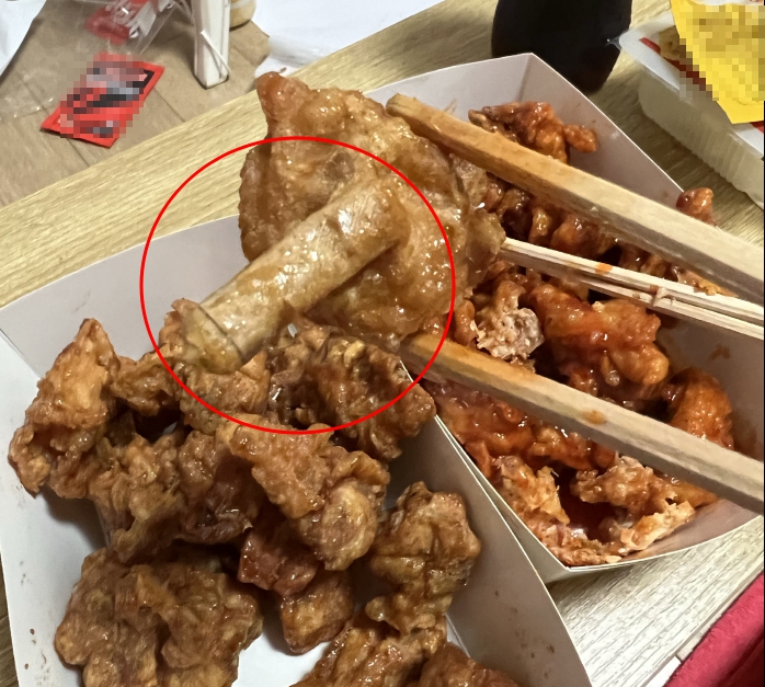 ‘담배꽁초’ 가 혼입된 치킨  (사진 출처/온라인커뮤니티 ‘네이트판’)