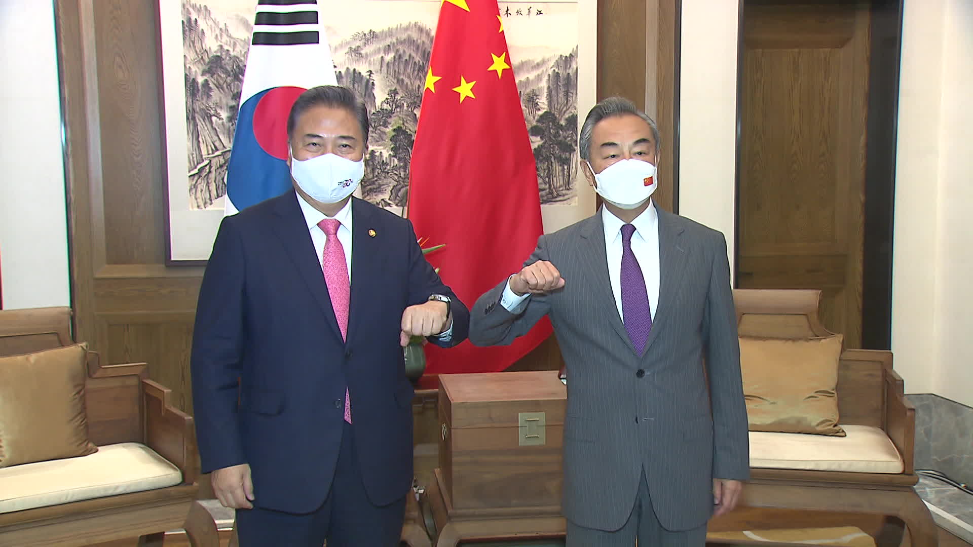 박진 외교장관(왼쪽)은 왕이 중국 외교부장(오른쪽)과의 회담에서 사드 3불은 합의도 약속도 아니라고 거듭 밝혔다.