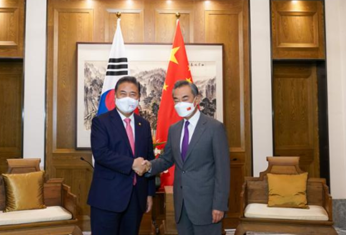 박진 외교장관(왼쪽)과 왕이 중국 외교부장이 9일 외교장관 회담을 위해 중국 칭다오에서 만나 악수하고 있다.