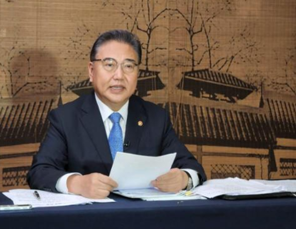 박진 외교장관은 9일 한중 외교장관 회담은 물론 10일 기자 간담회에서도 한중 관계의 ‘화이부동’을 거듭 강조했다.
