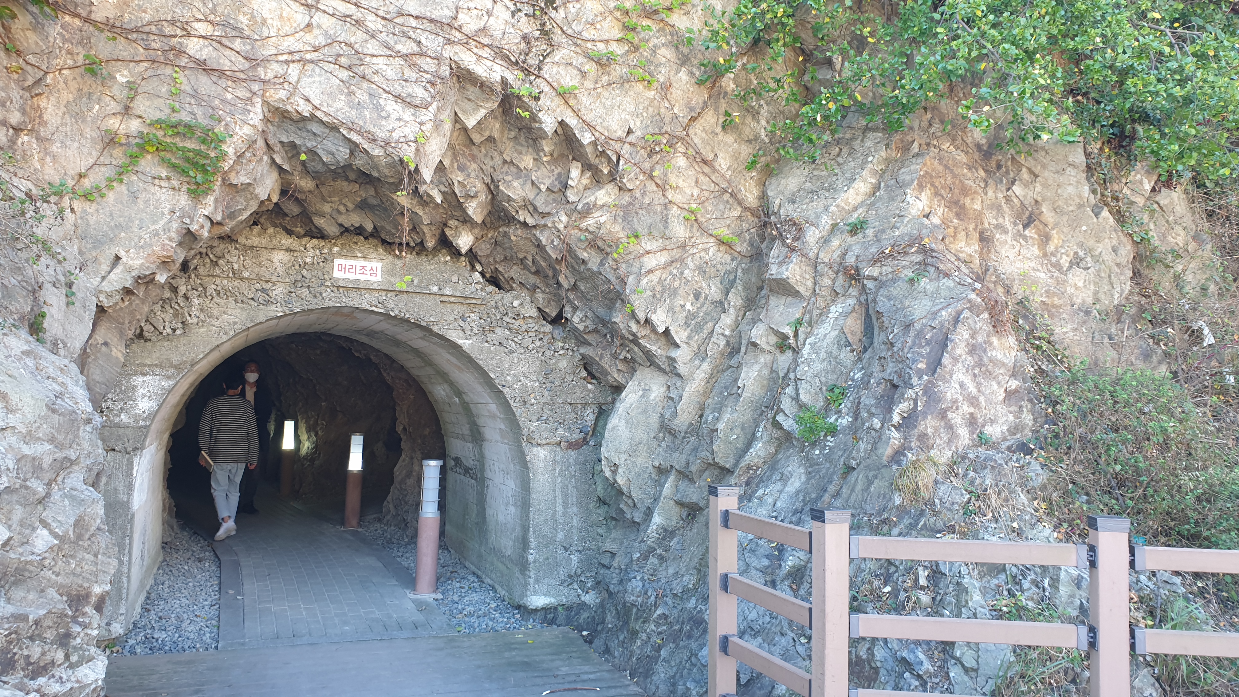 태평양전쟁 당시 일본군이 연합군 공습에 대비, 가덕도 해안 절벽에 만든 인공 동굴. 관측소, 대피소 등으로 활용하려고 만든 것으로 추정된다.