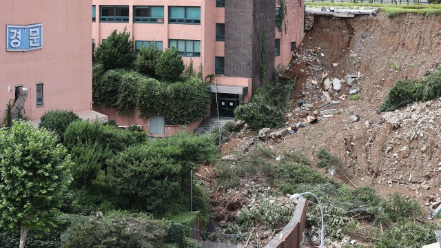 지난 10일 오후 서울 동작구 경문고등학교 측면이 폭우로 인한 산사태로 무너져 있다. 사진 출처 : 연합뉴스