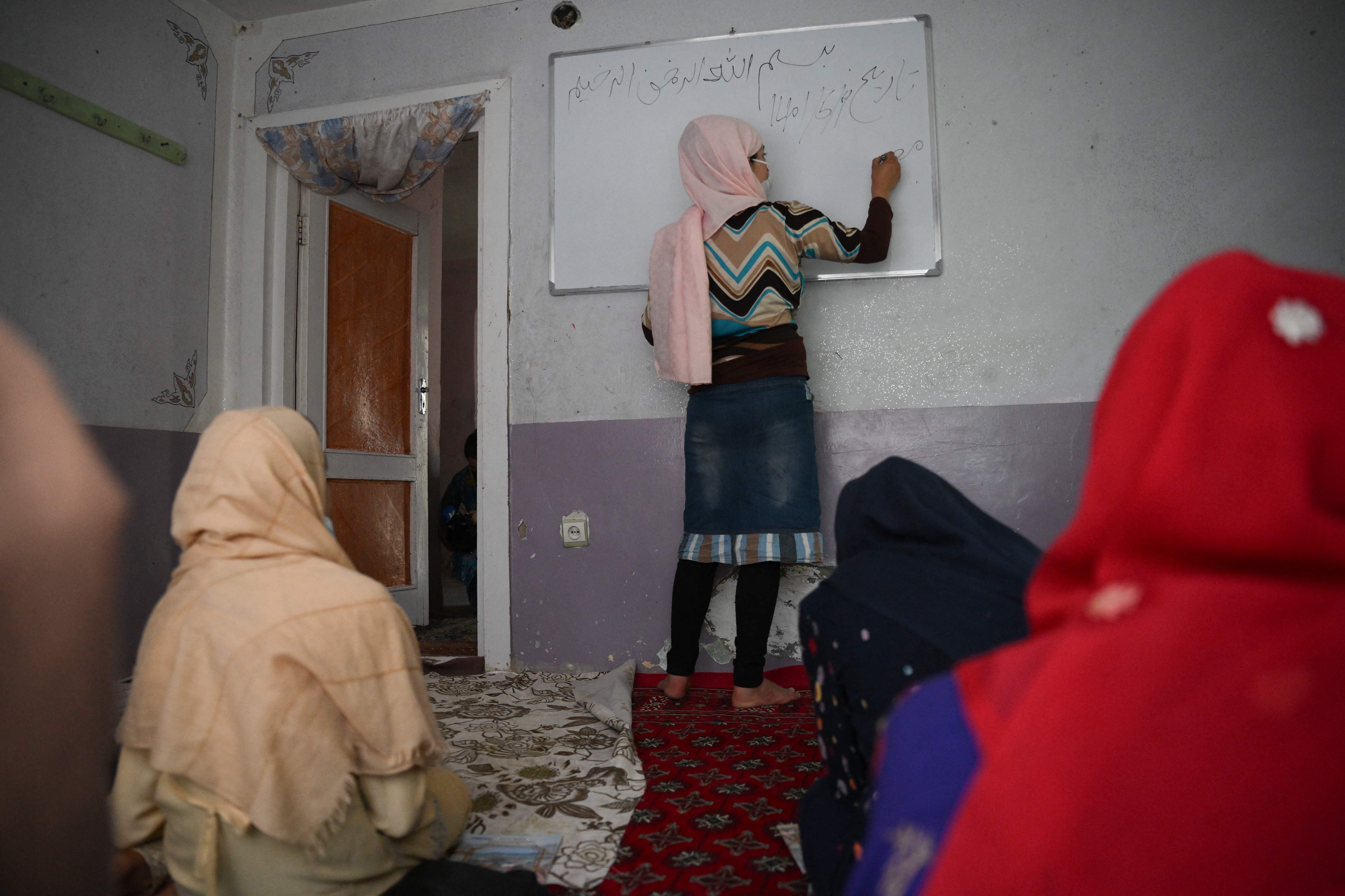 여학생 비밀학교의 모습 [AFP ‘탈레반 재집권 1년, 여성교육 특별 리포트’]