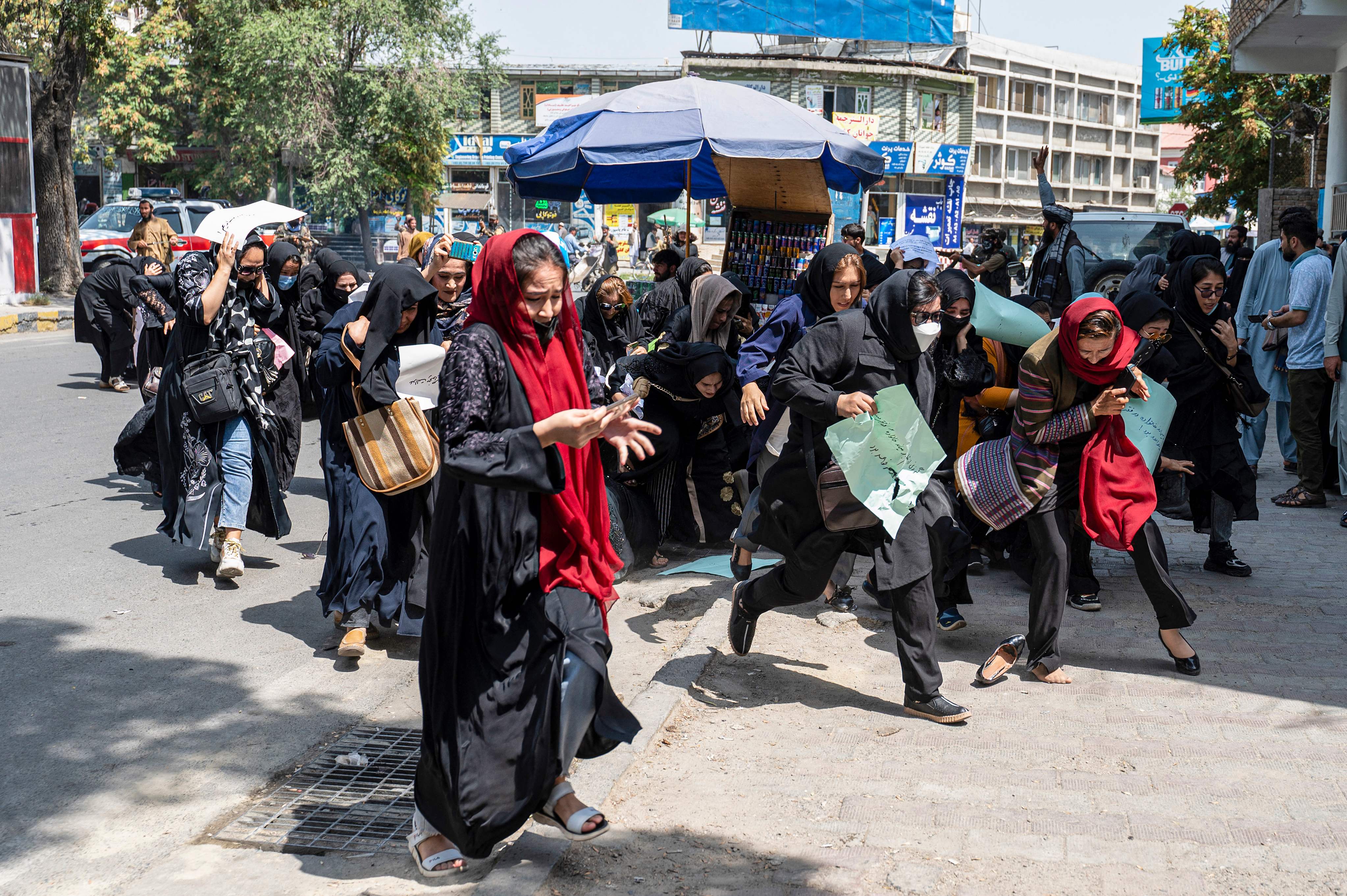 여성들의 시위에 총으로 대응한 탈레반 [카불, AFP]