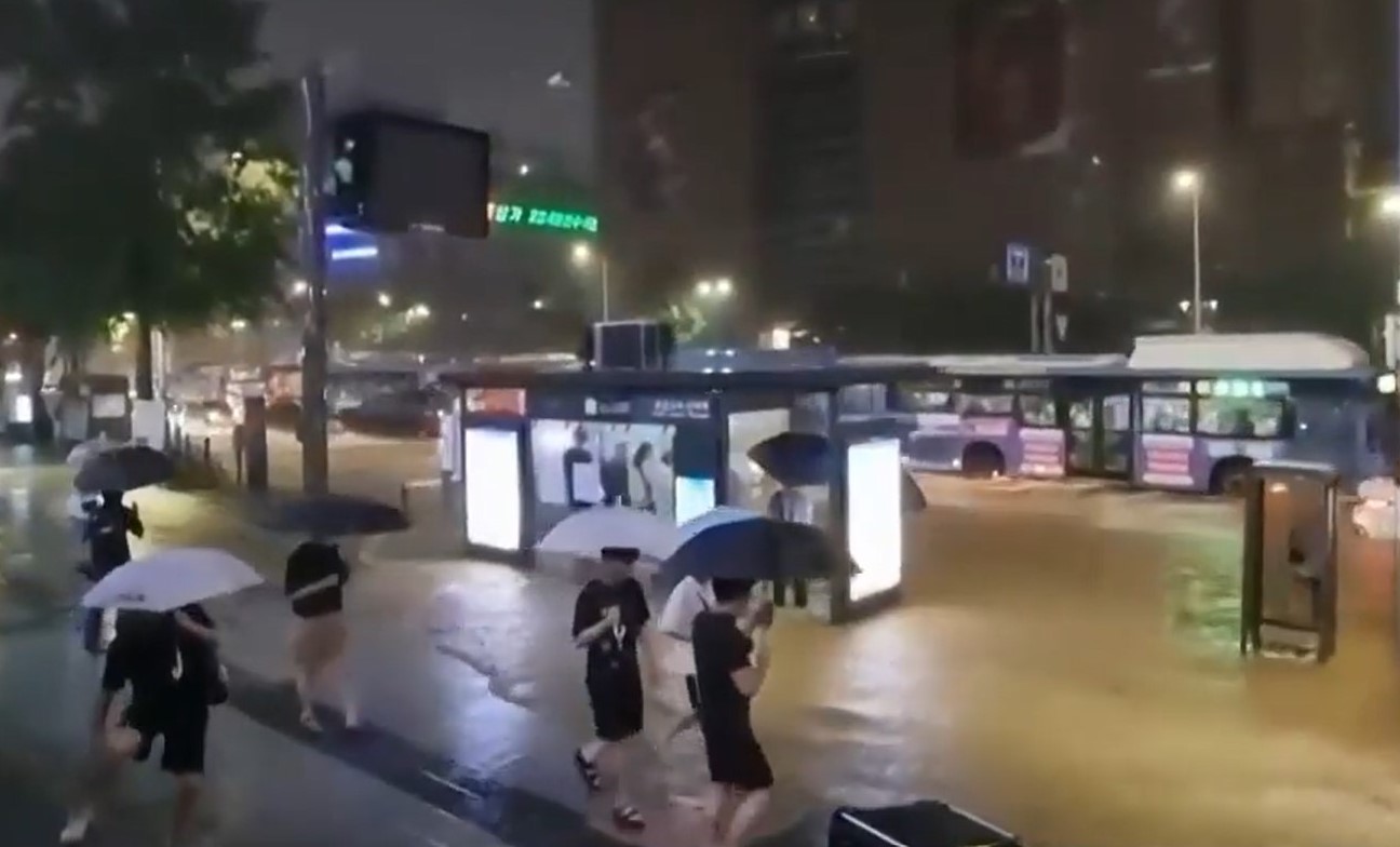 지난 8일 내린 폭우로 인도와 차도 모두 잠긴 서울의 모습.