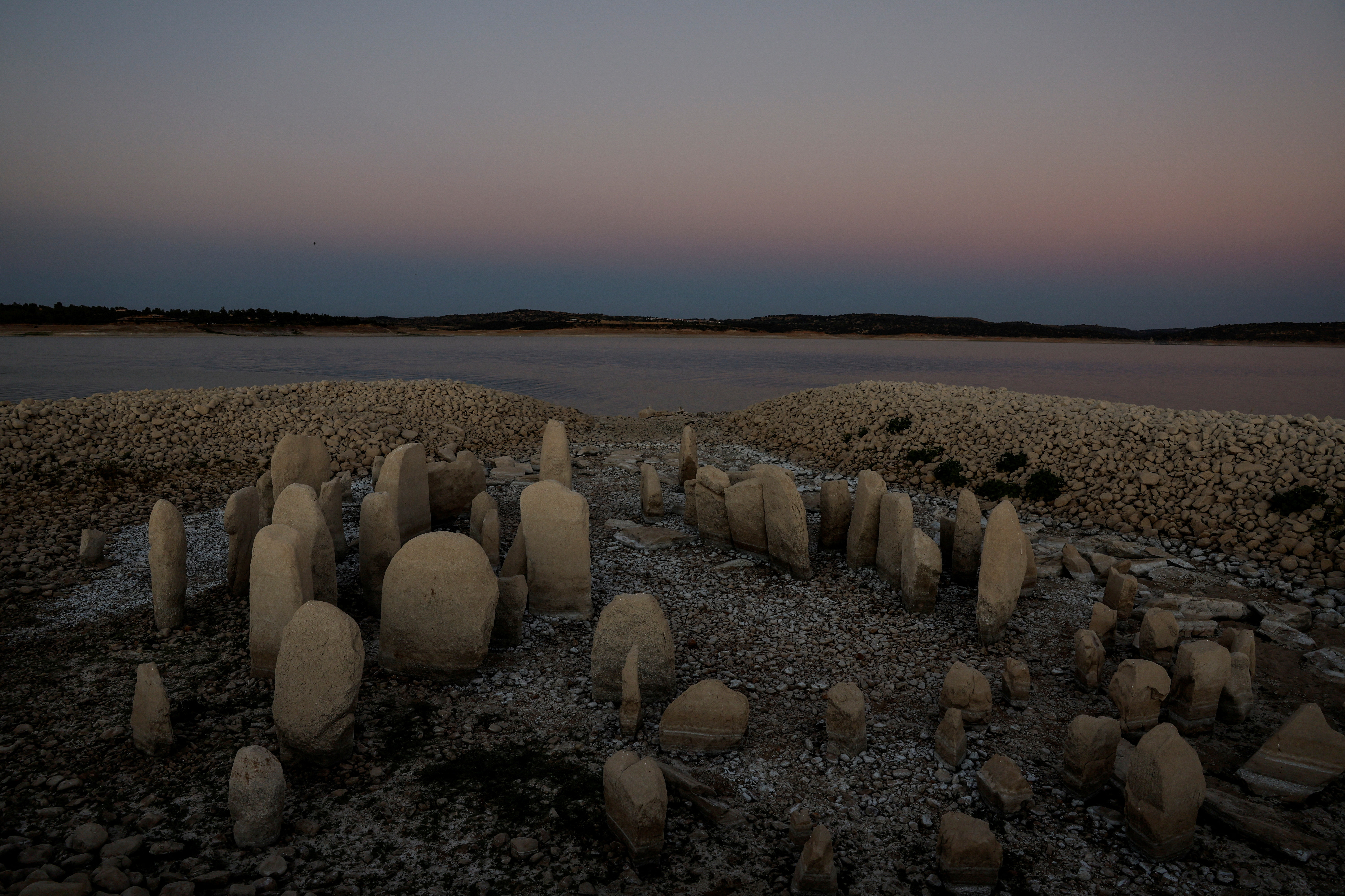저수지가 말라 드러난 스페인판 스톤헨지 ‘과다페랄의 고인돌’ (사진/로이터)
