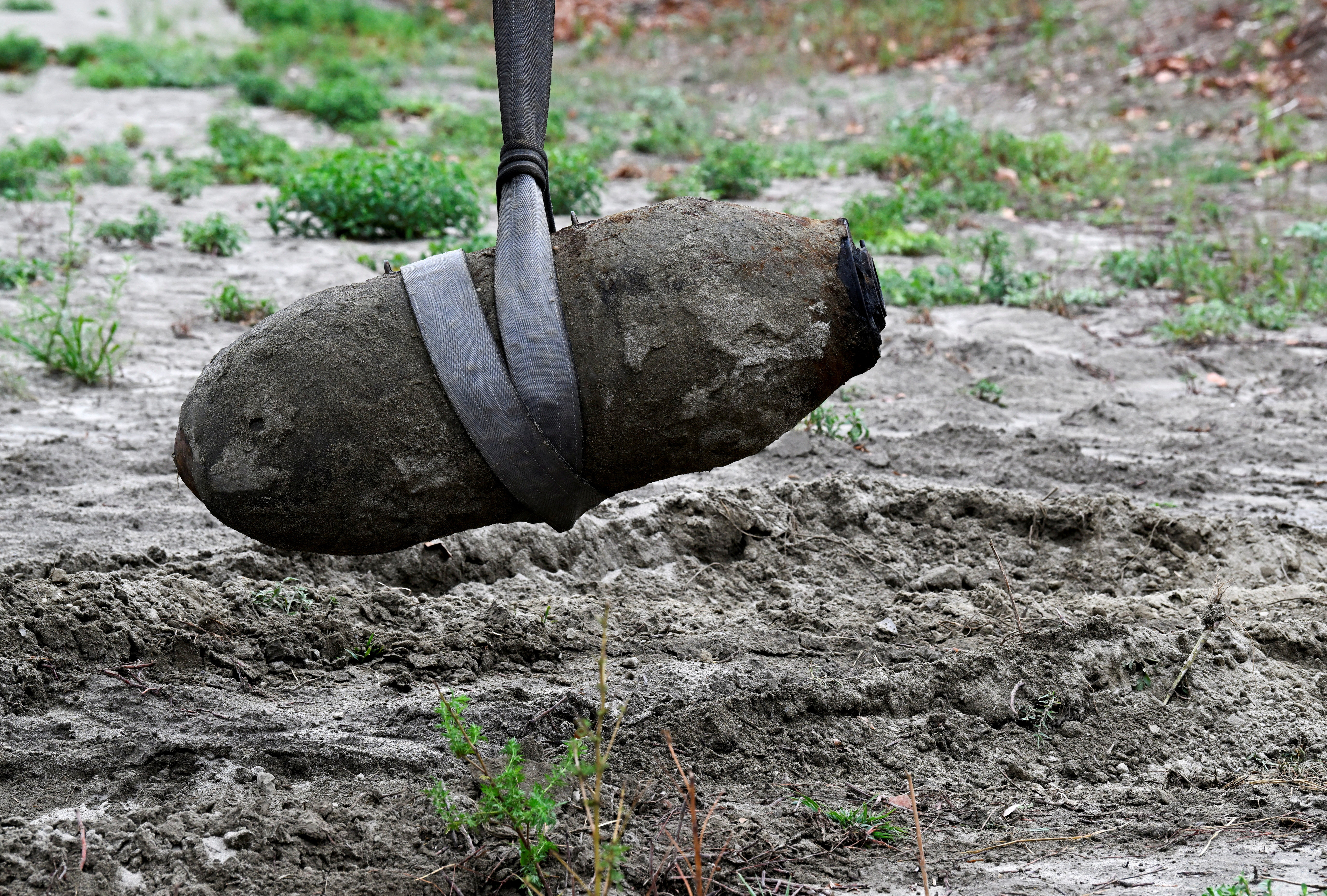 이탈리아 포강 바닥에서 드러난 2차대전 당시의 포탄. (사진/로이터)