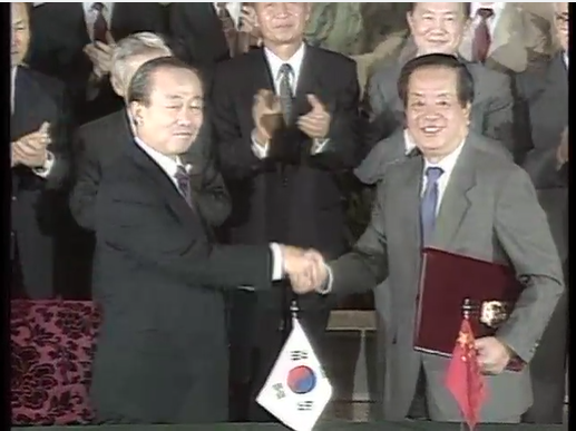 1992년 8월 24일 이상옥 외무부장관(왼쪽)과 첸지천 중국 외교부장이 수교 공동성명에 서명한 뒤 악수하고 있다. (캡처/당시 KBS 뉴스9)