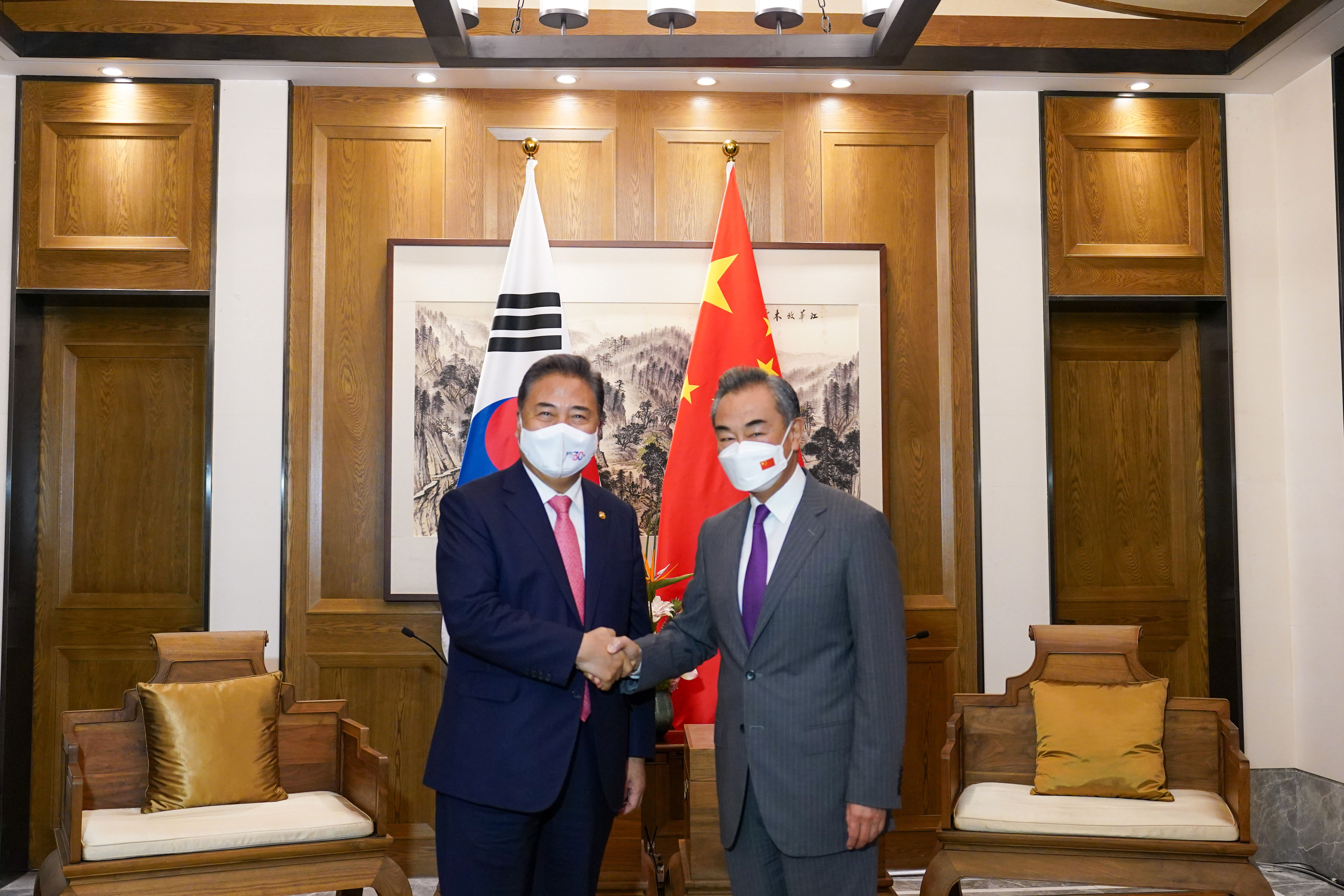 会談前に握手するパク・ジン外相と中国の王毅外相。  9日、中国・青島。  (写真/聯合ニュース)