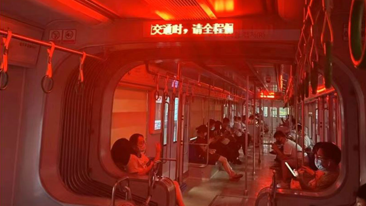 전기 공급 제한으로 실내등이 꺼진 충칭시 지하철 내부 (출처: 웨이보)