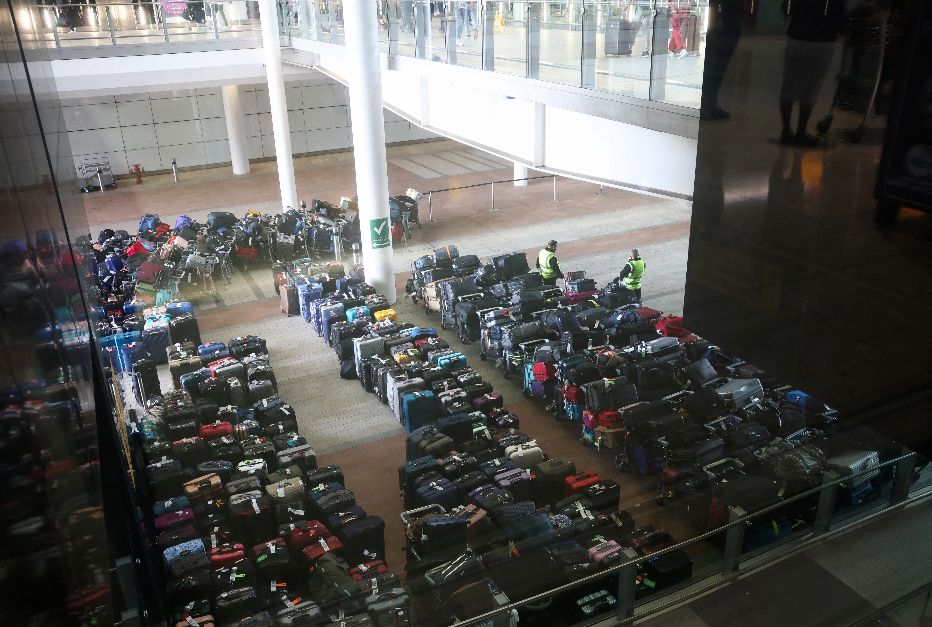 올해 6월 영국 히스로 국제공항에 주인 잃은 짐들이 쌓여 있는 모습