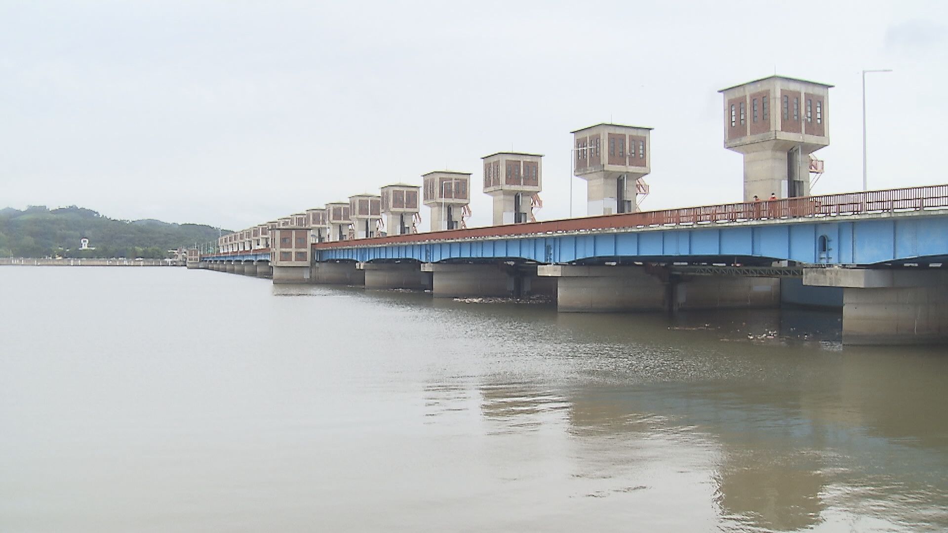 충남 서천군과 전북 군산시를 경계로 설치된 금강하굿둑.